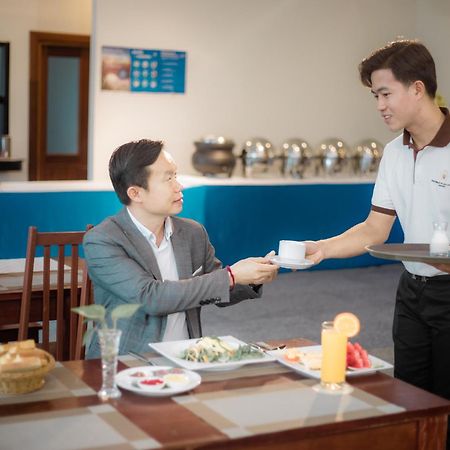 Sisombat Plaza Hotel Vang Vieng Bagian luar foto