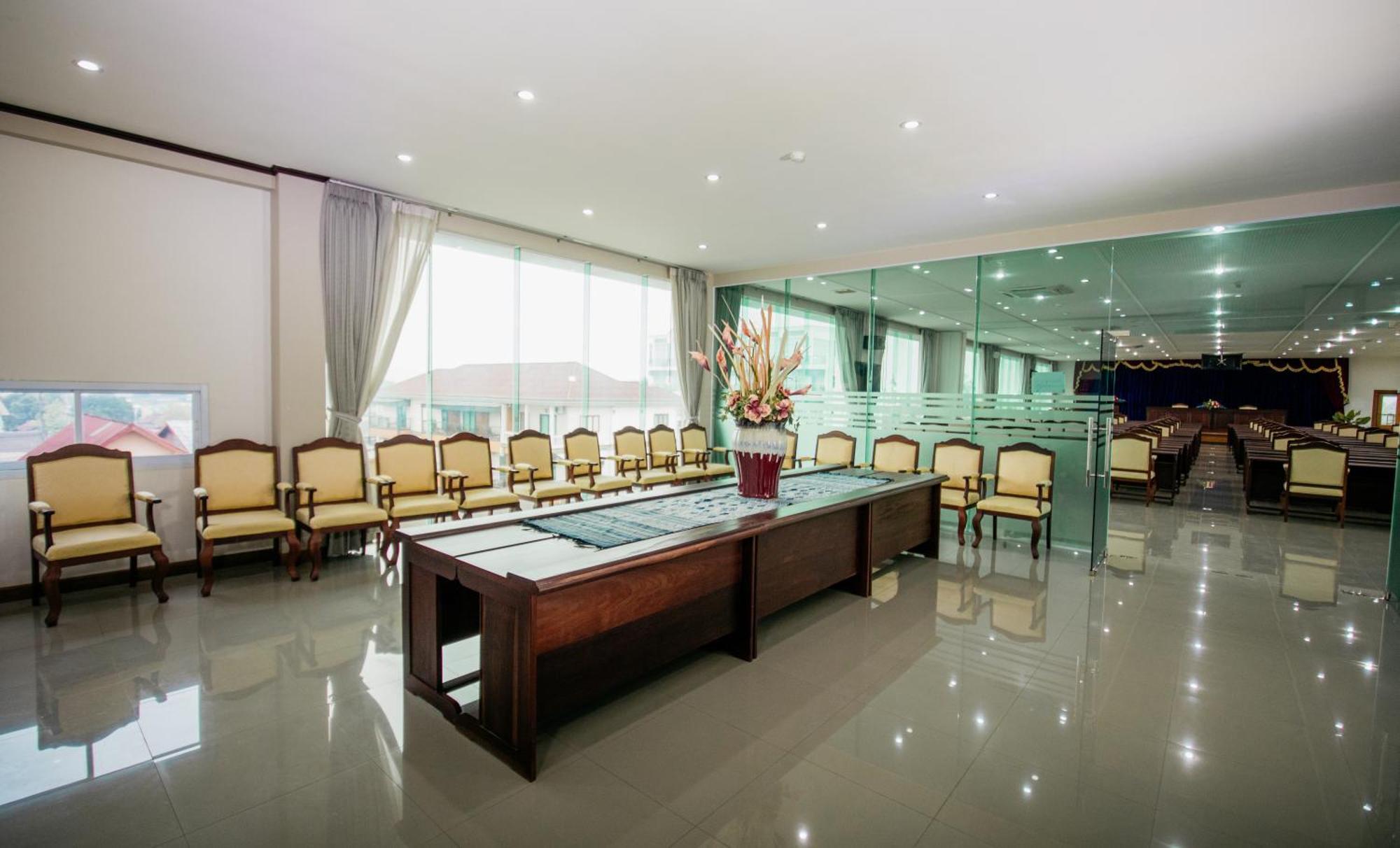 Sisombat Plaza Hotel Vang Vieng Bagian luar foto