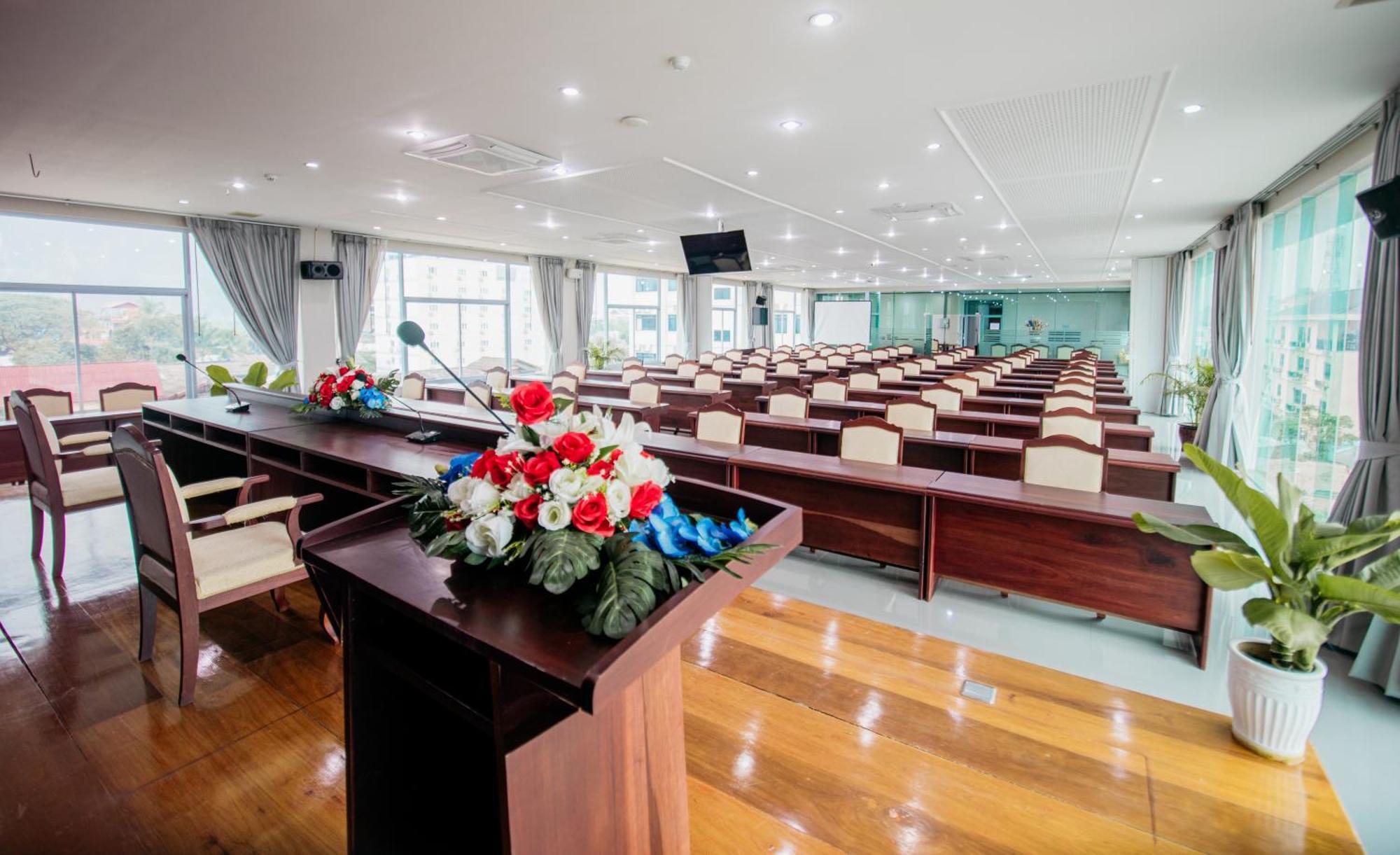 Sisombat Plaza Hotel Vang Vieng Bagian luar foto
