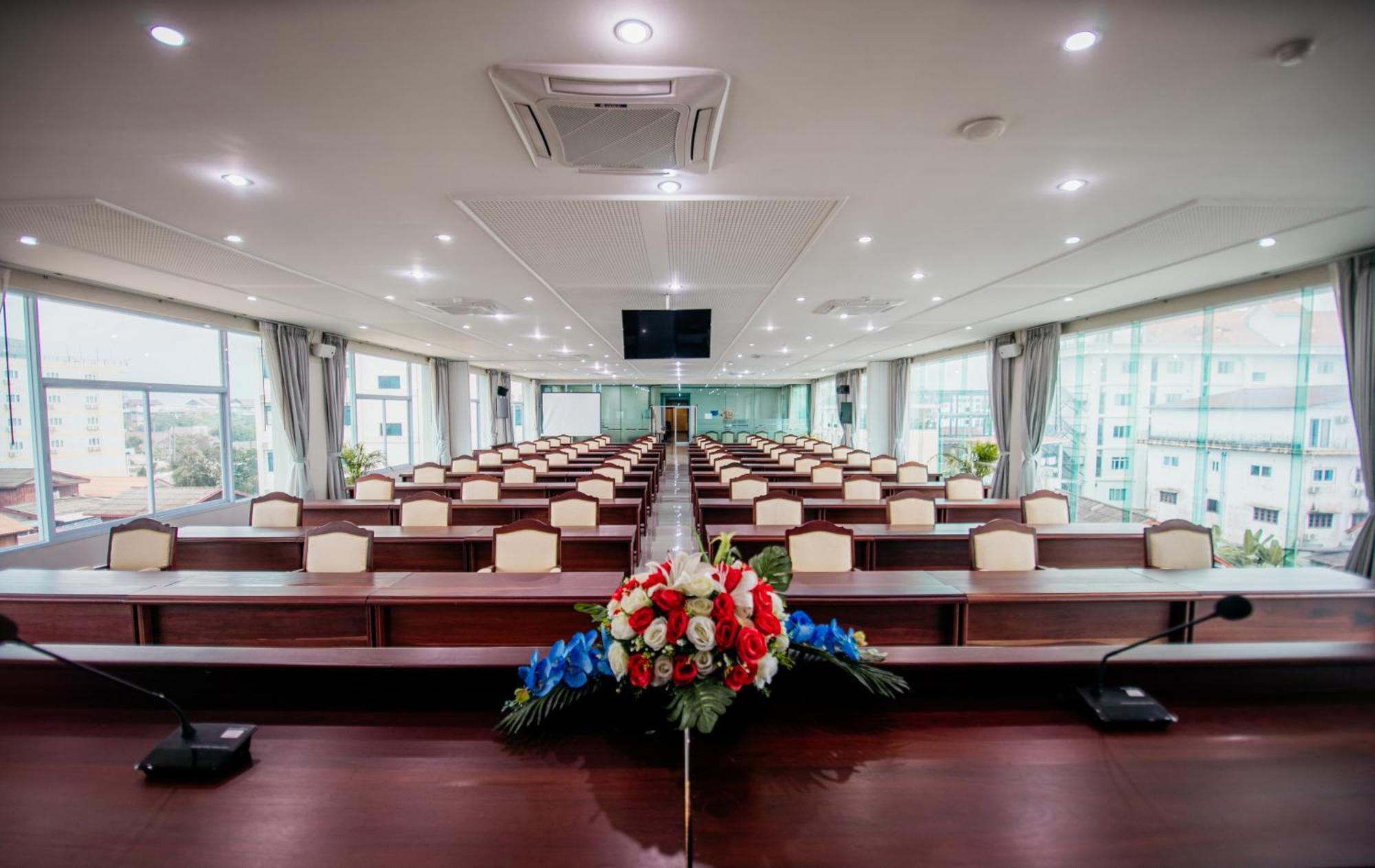 Sisombat Plaza Hotel Vang Vieng Bagian luar foto