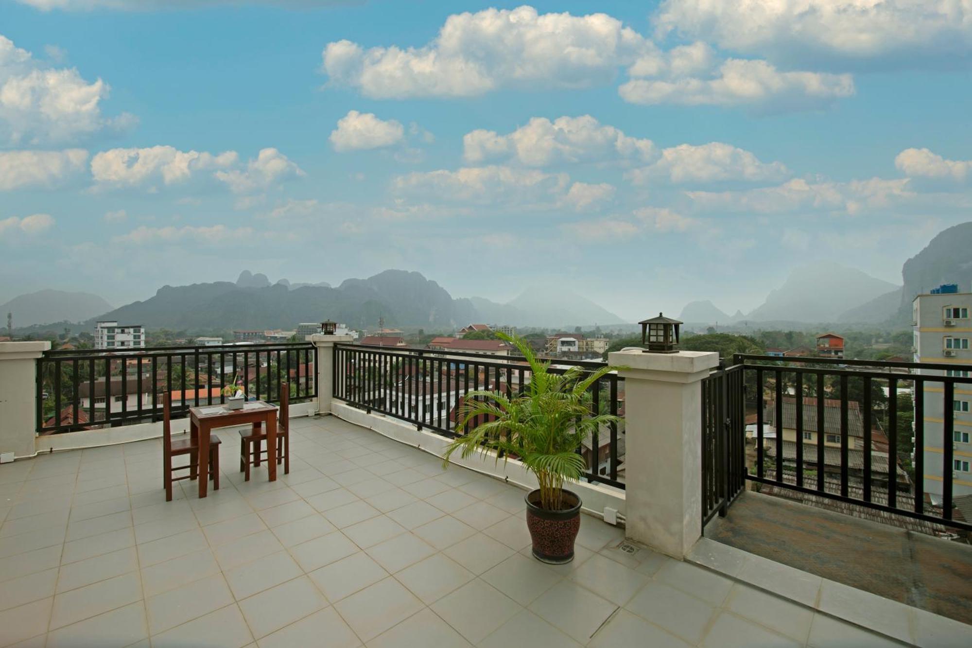 Sisombat Plaza Hotel Vang Vieng Bagian luar foto