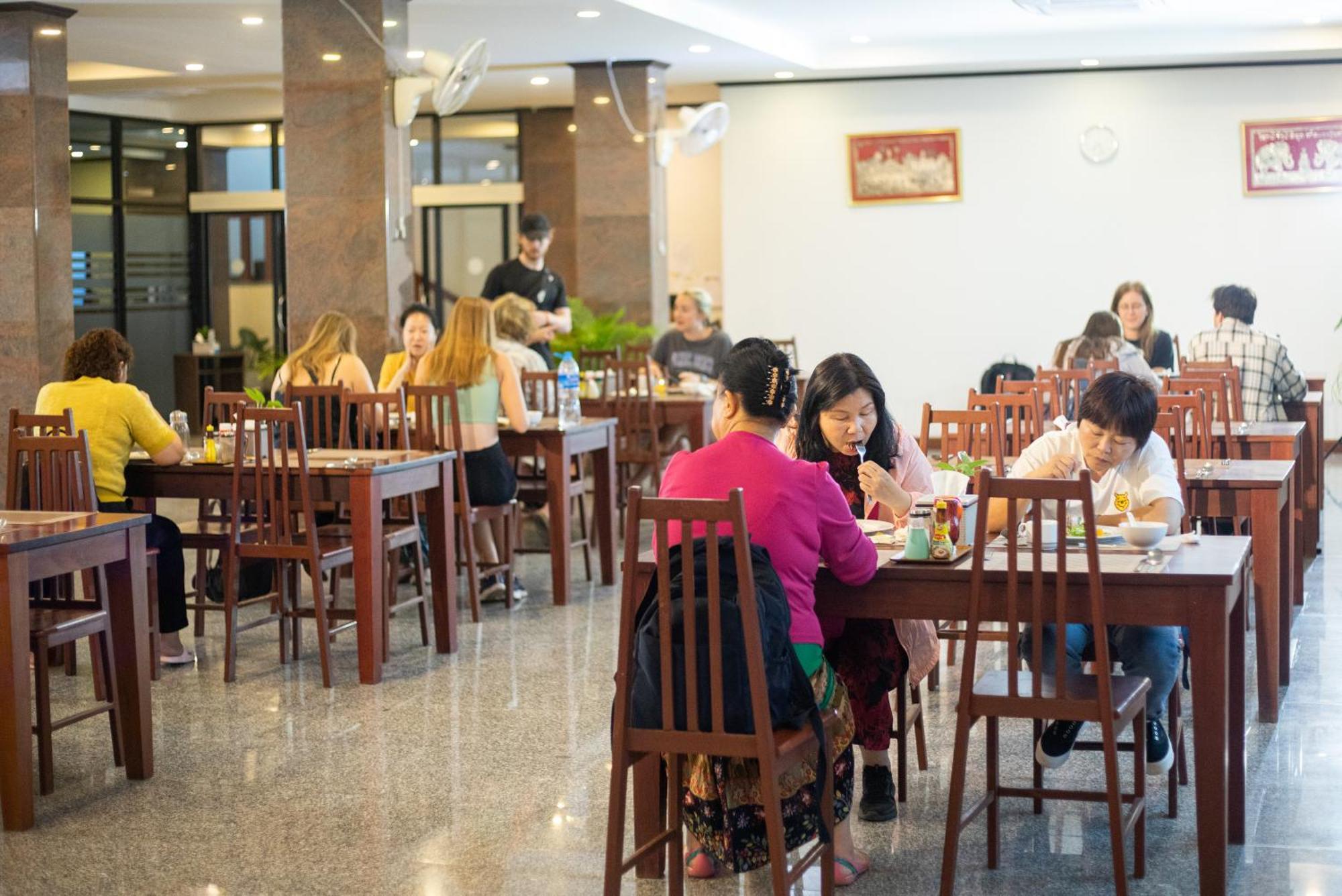 Sisombat Plaza Hotel Vang Vieng Bagian luar foto