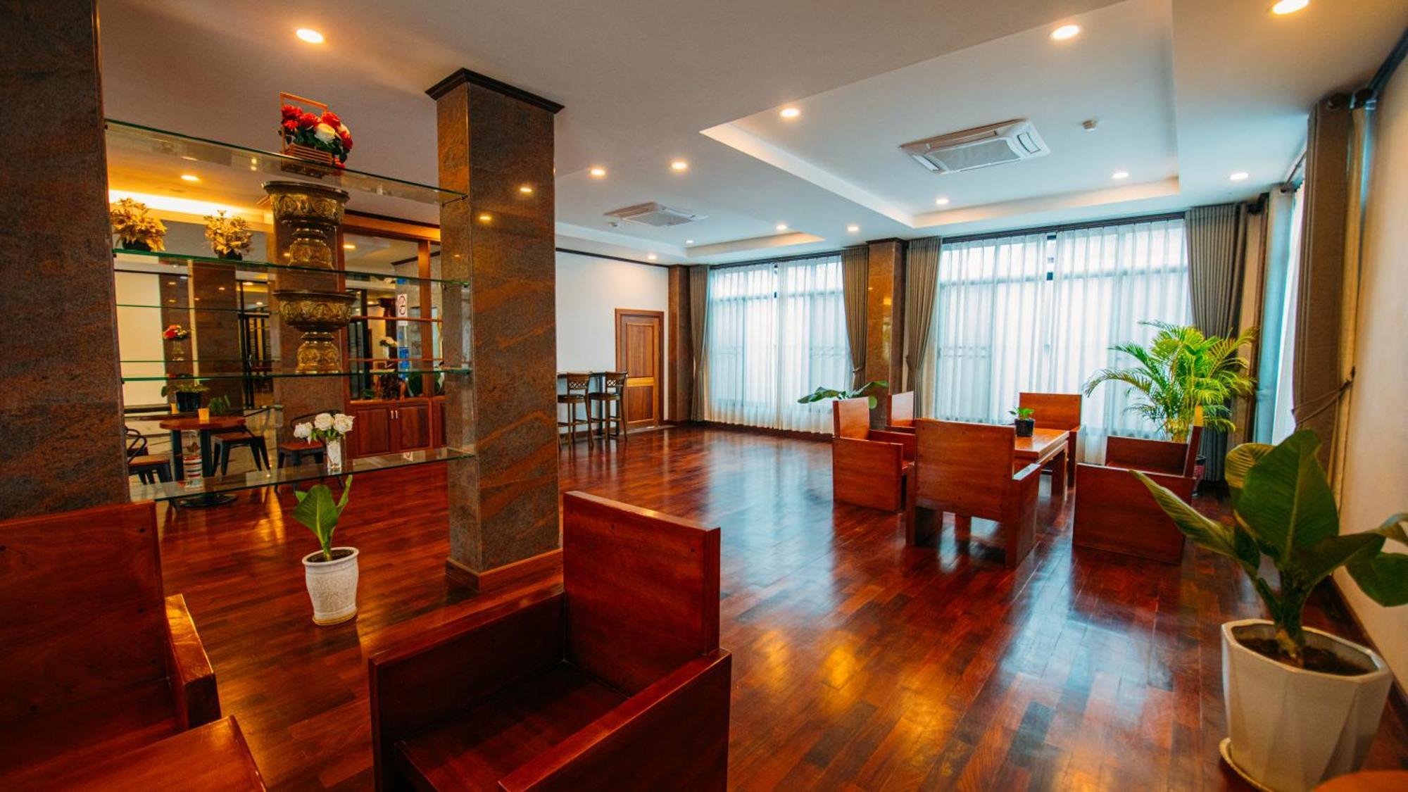 Sisombat Plaza Hotel Vang Vieng Bagian luar foto