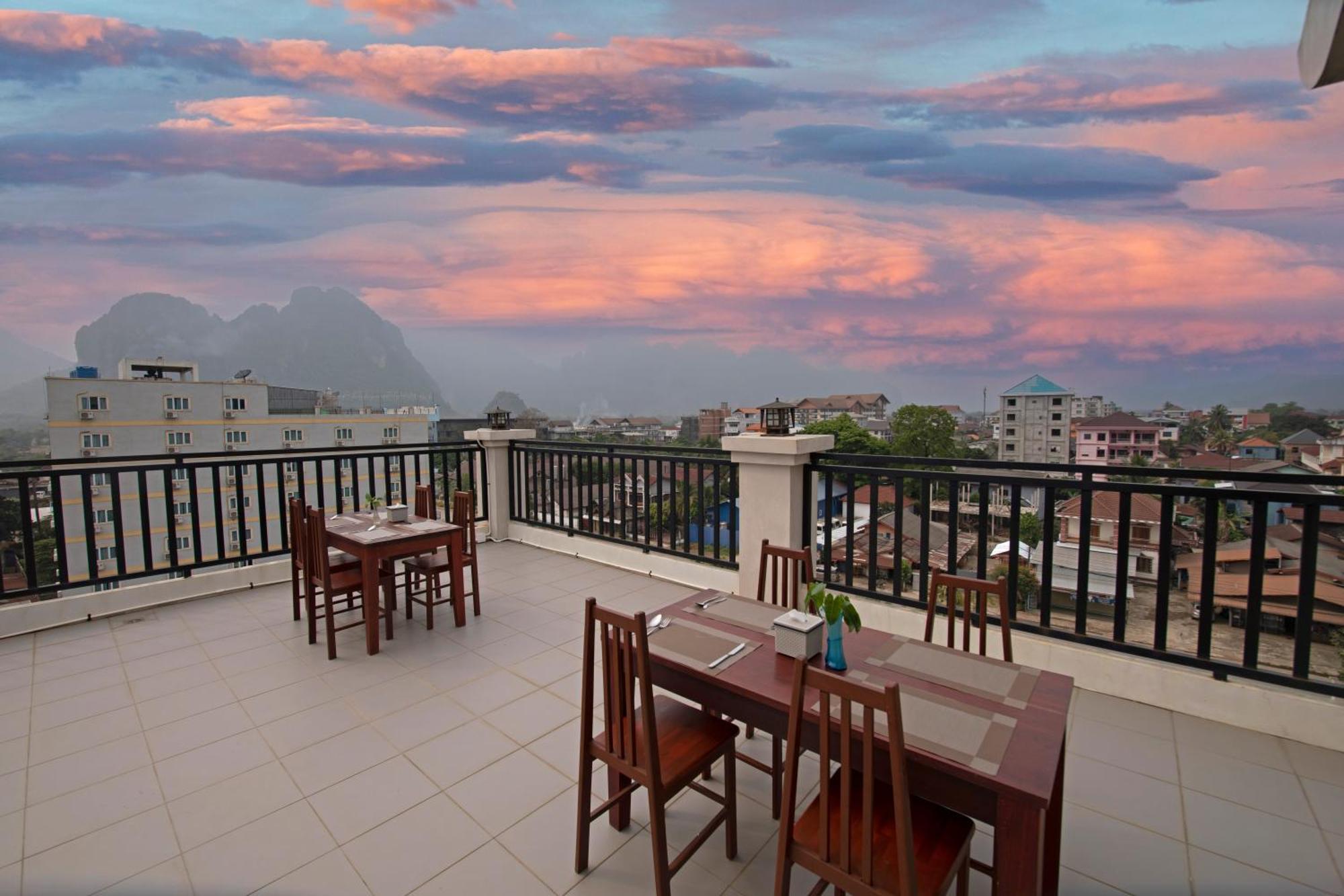 Sisombat Plaza Hotel Vang Vieng Bagian luar foto