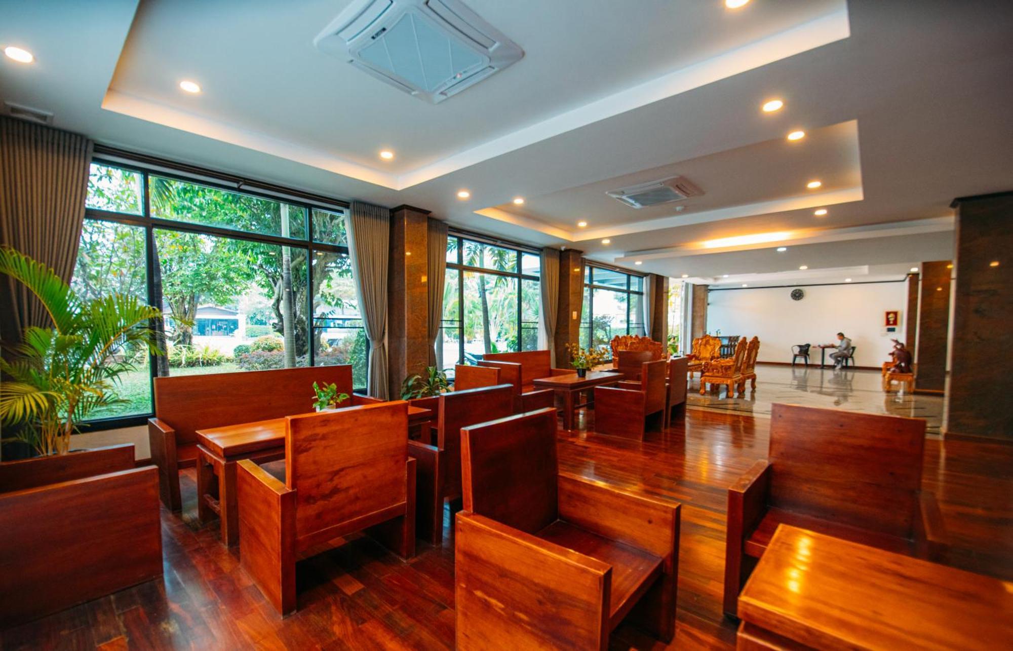 Sisombat Plaza Hotel Vang Vieng Bagian luar foto