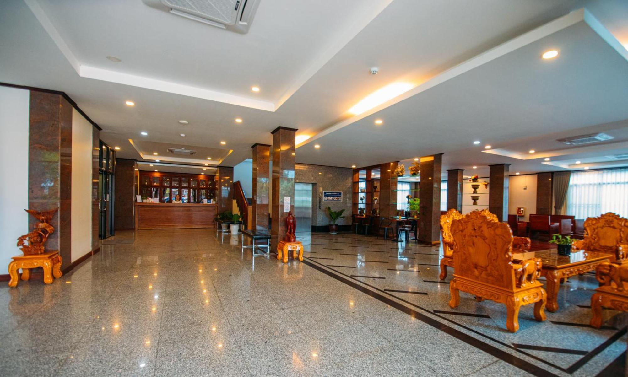 Sisombat Plaza Hotel Vang Vieng Bagian luar foto