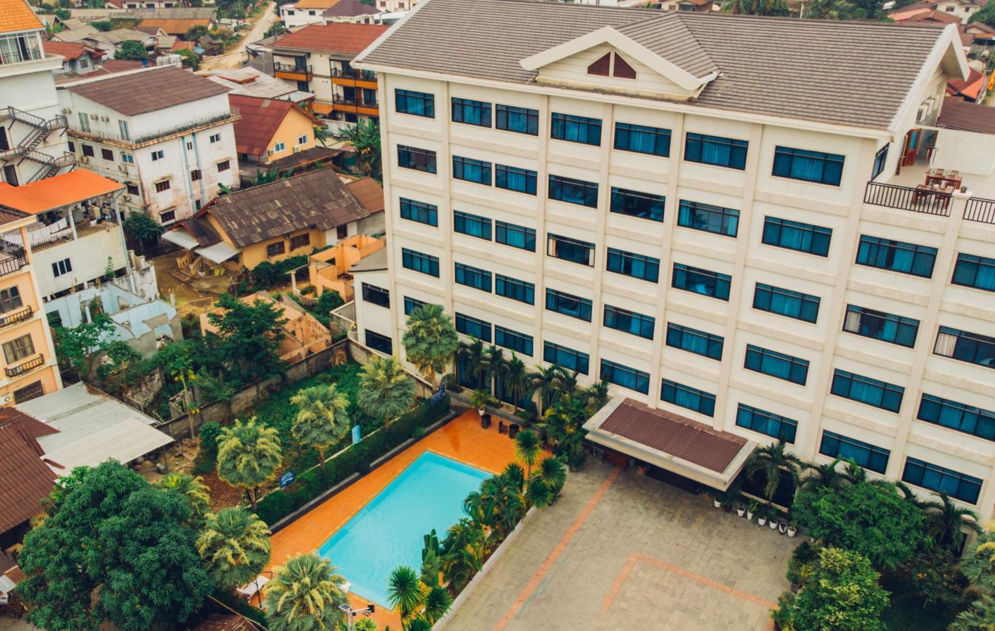 Sisombat Plaza Hotel Vang Vieng Bagian luar foto
