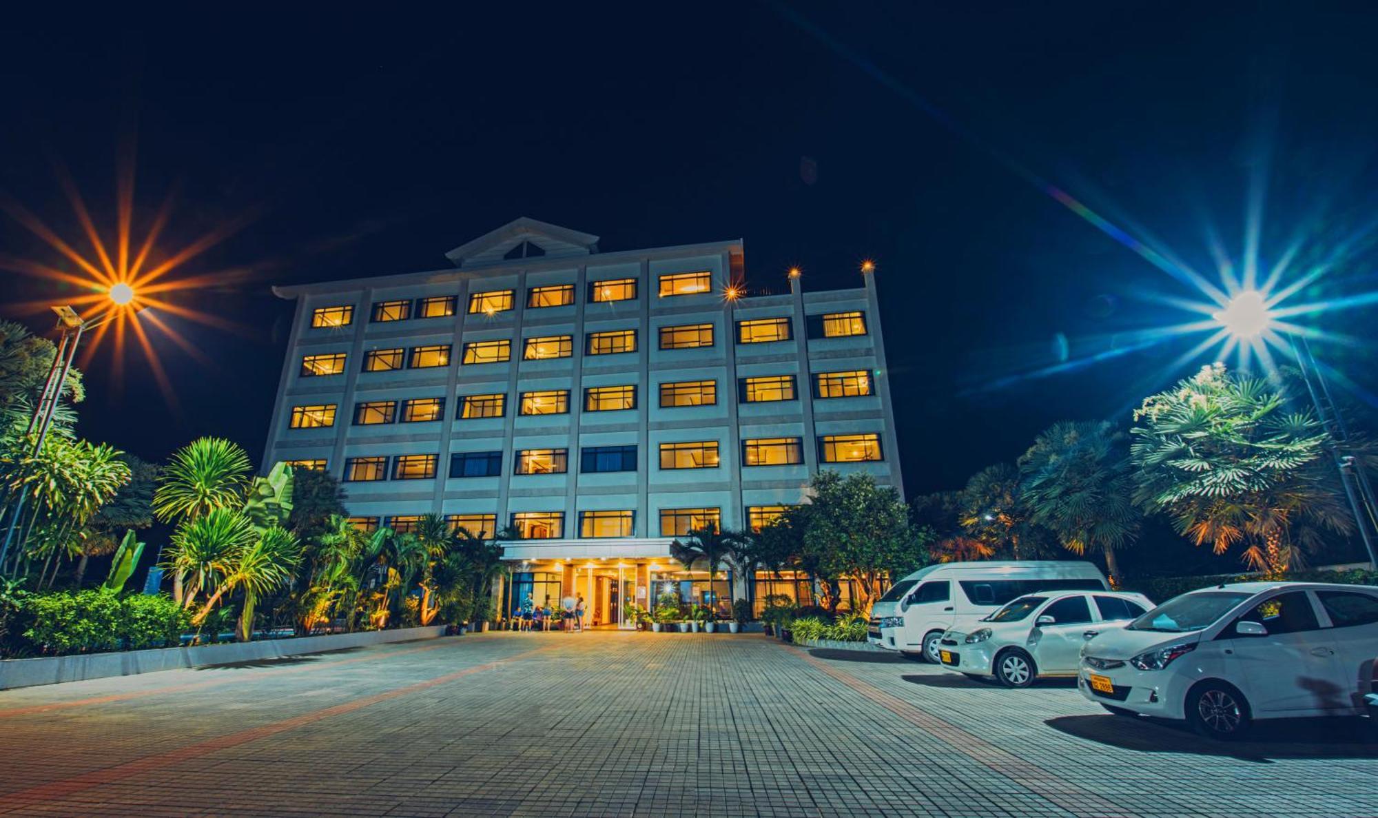 Sisombat Plaza Hotel Vang Vieng Bagian luar foto
