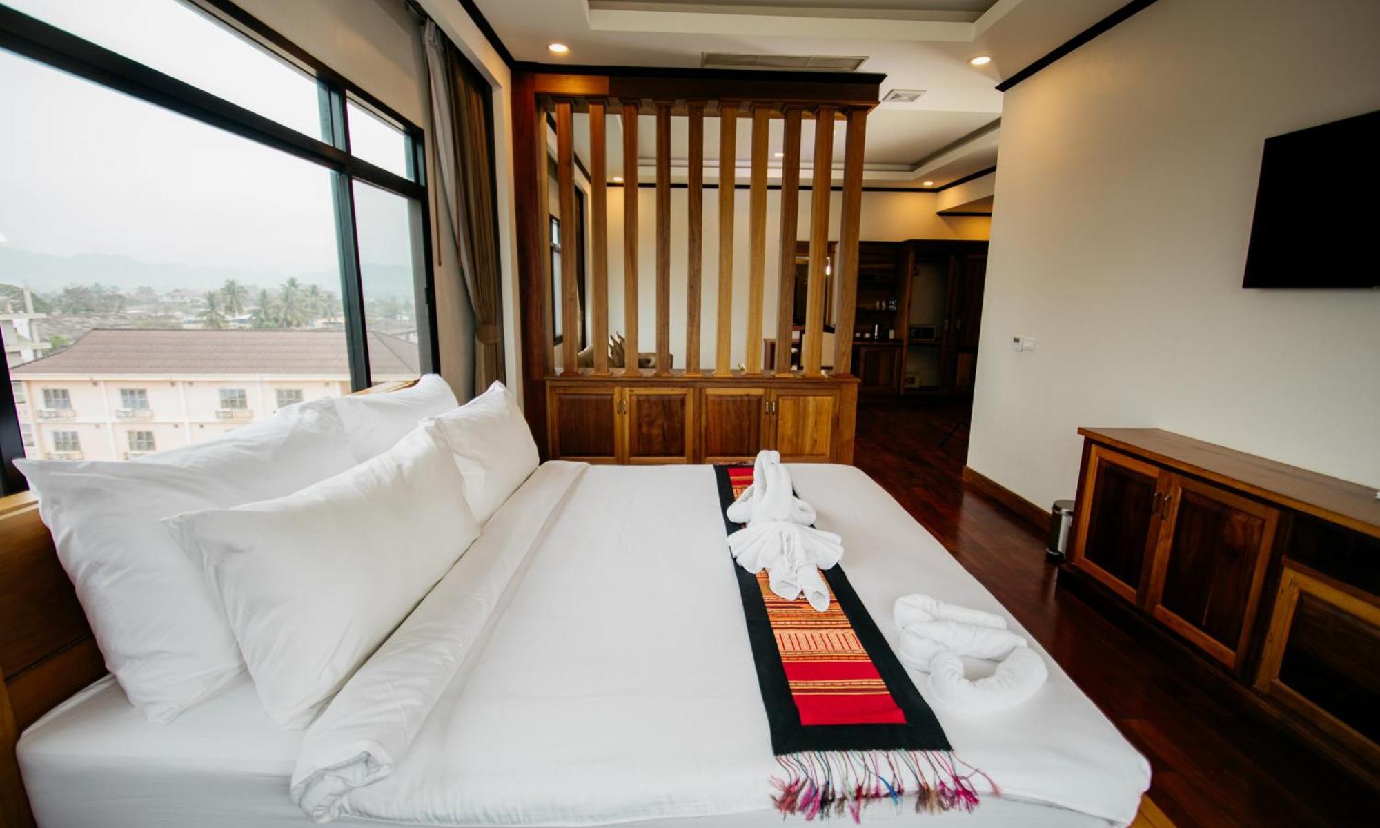 Sisombat Plaza Hotel Vang Vieng Bagian luar foto