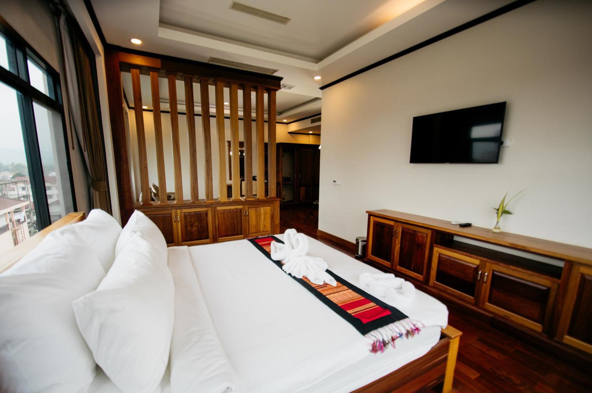 Sisombat Plaza Hotel Vang Vieng Bagian luar foto