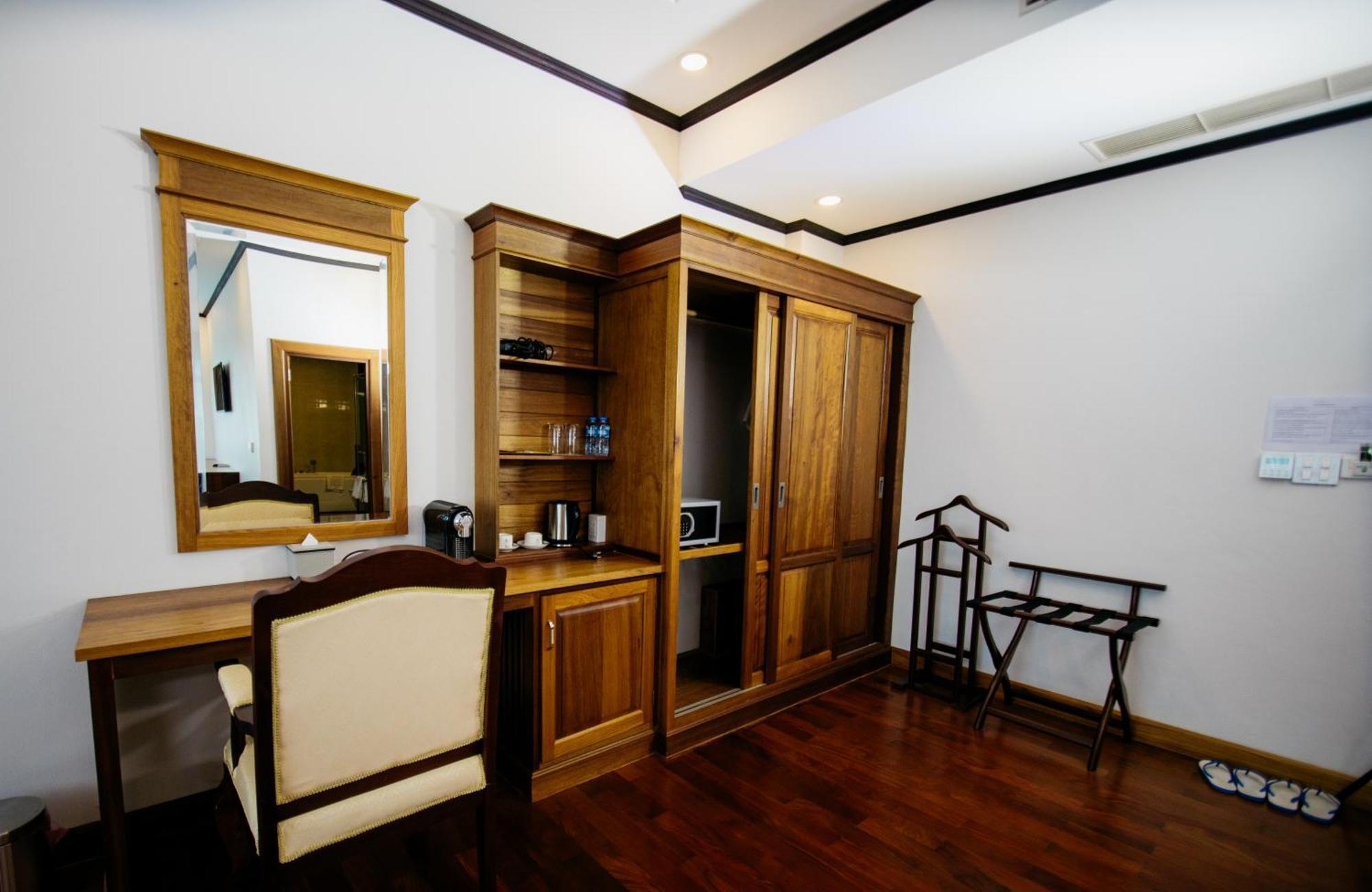Sisombat Plaza Hotel Vang Vieng Bagian luar foto
