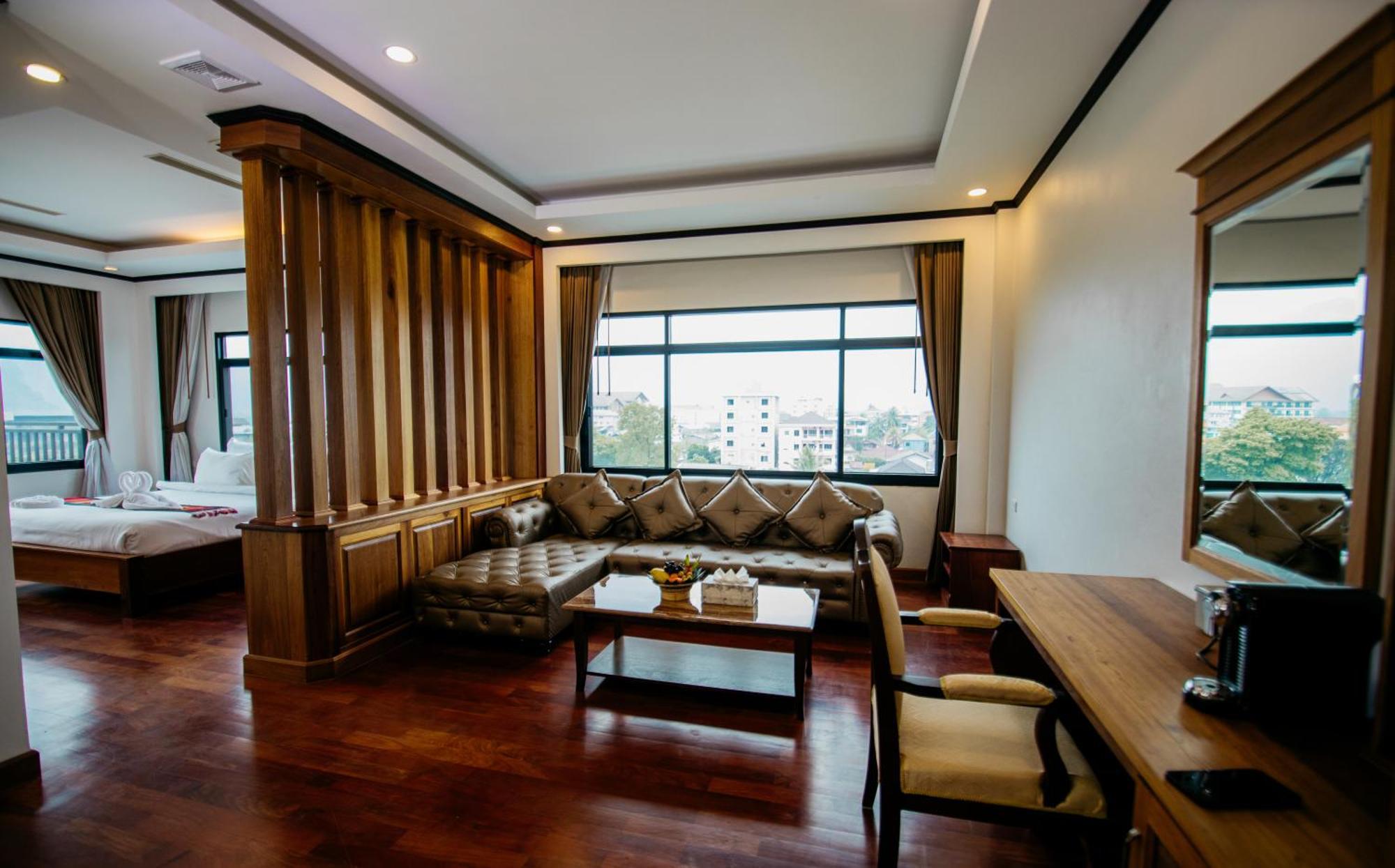 Sisombat Plaza Hotel Vang Vieng Bagian luar foto