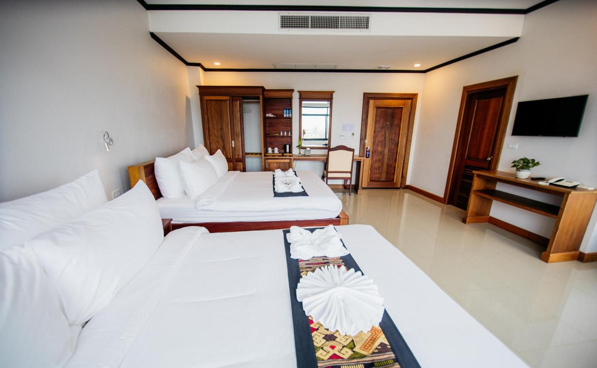 Sisombat Plaza Hotel Vang Vieng Bagian luar foto