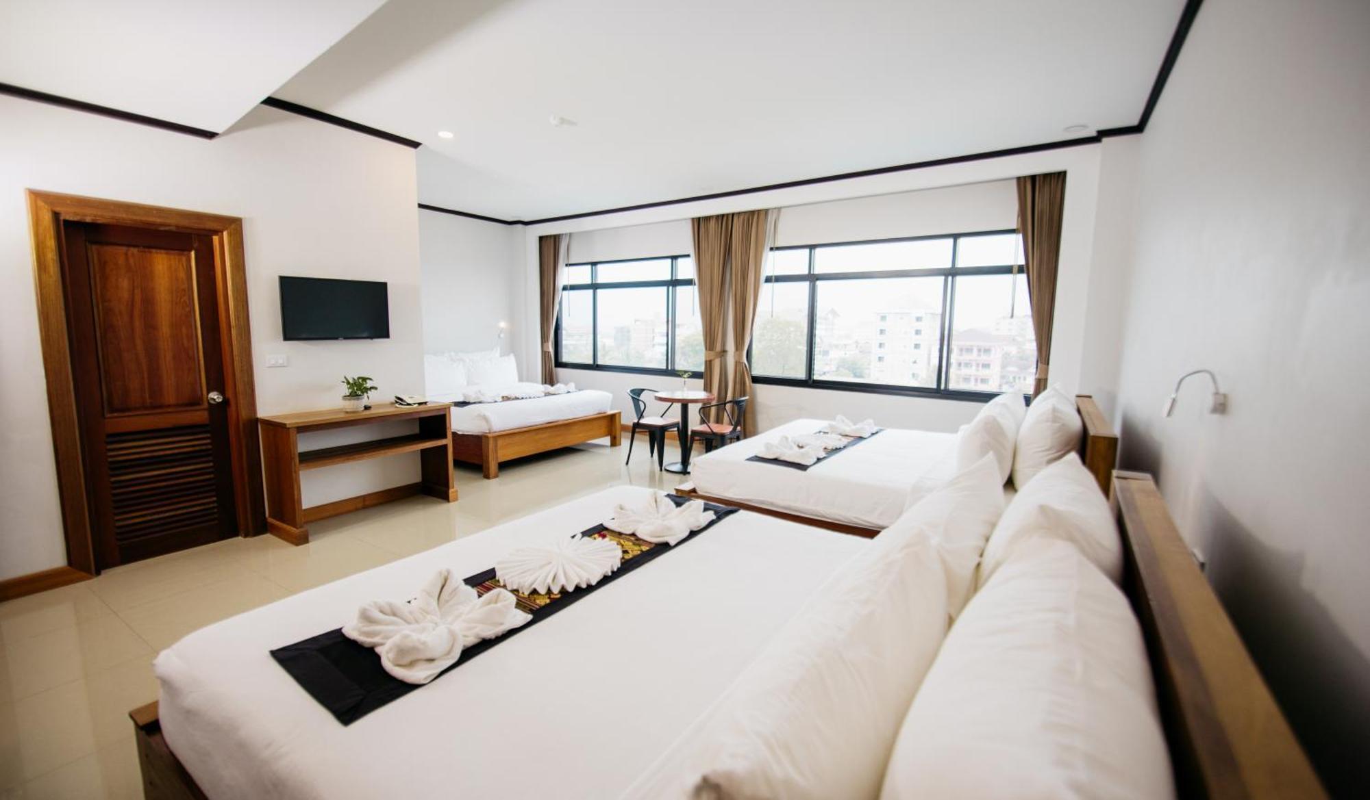 Sisombat Plaza Hotel Vang Vieng Bagian luar foto