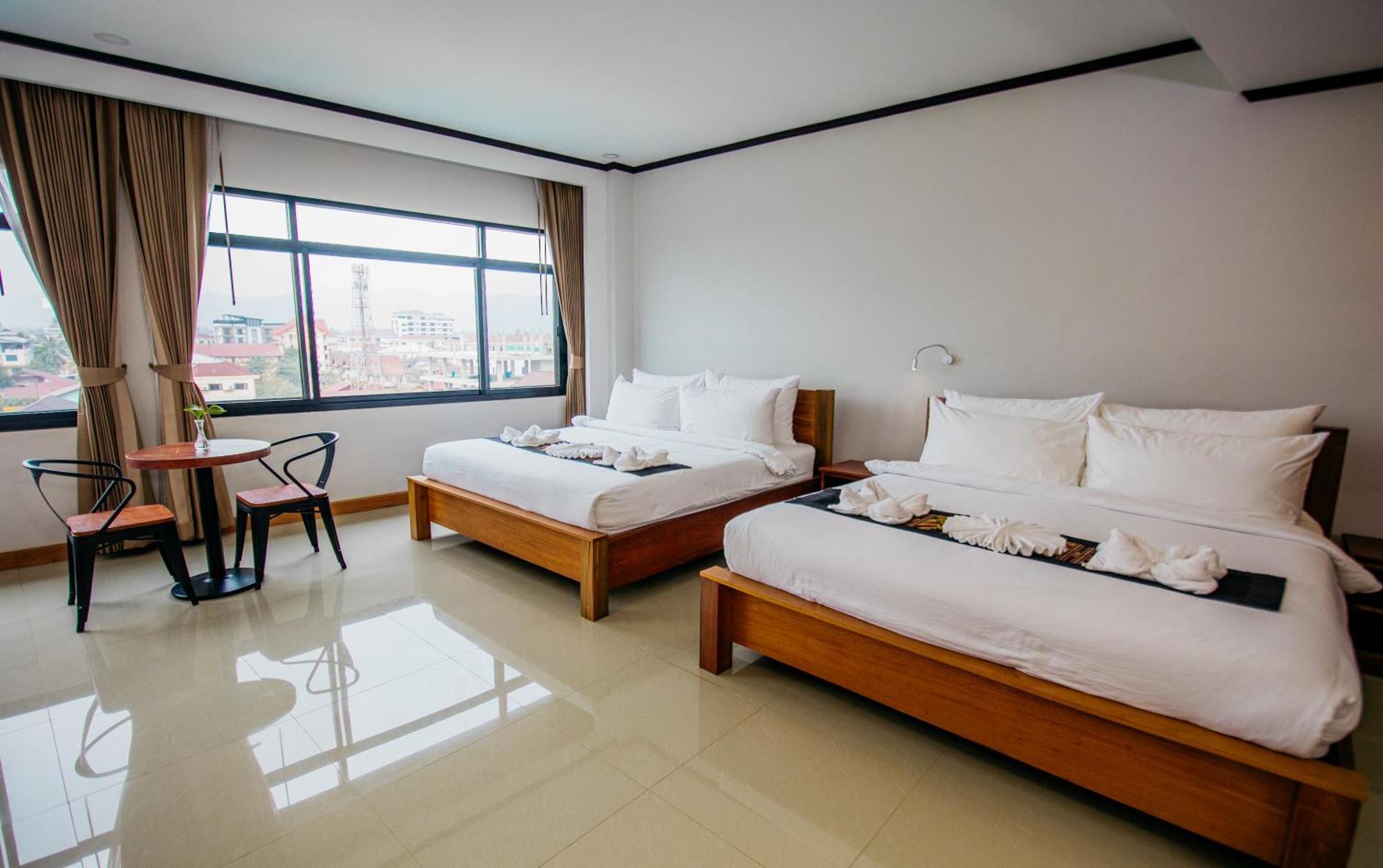 Sisombat Plaza Hotel Vang Vieng Bagian luar foto