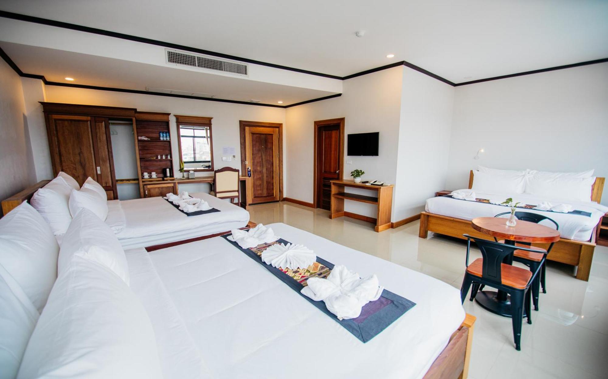 Sisombat Plaza Hotel Vang Vieng Bagian luar foto