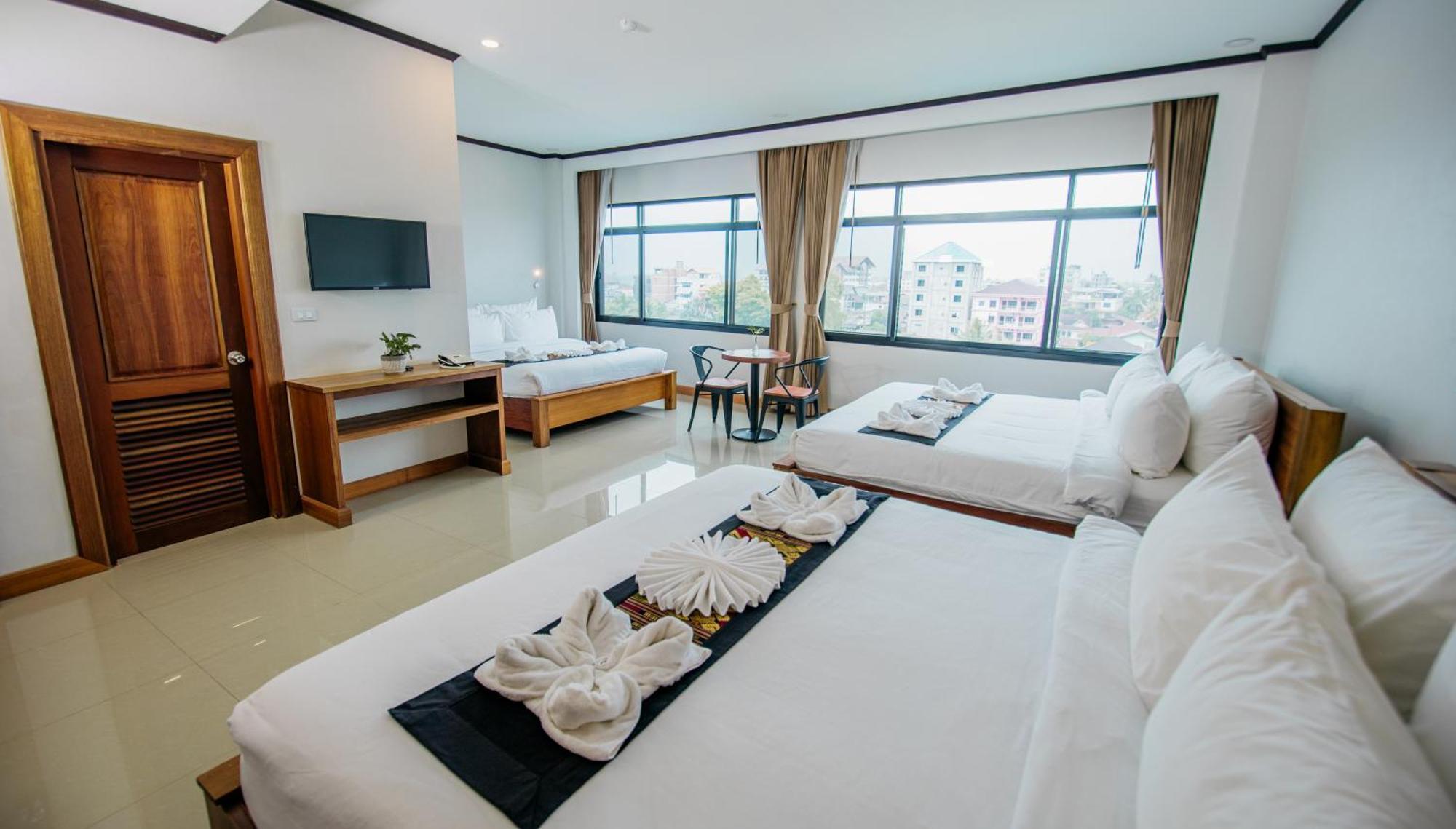 Sisombat Plaza Hotel Vang Vieng Bagian luar foto