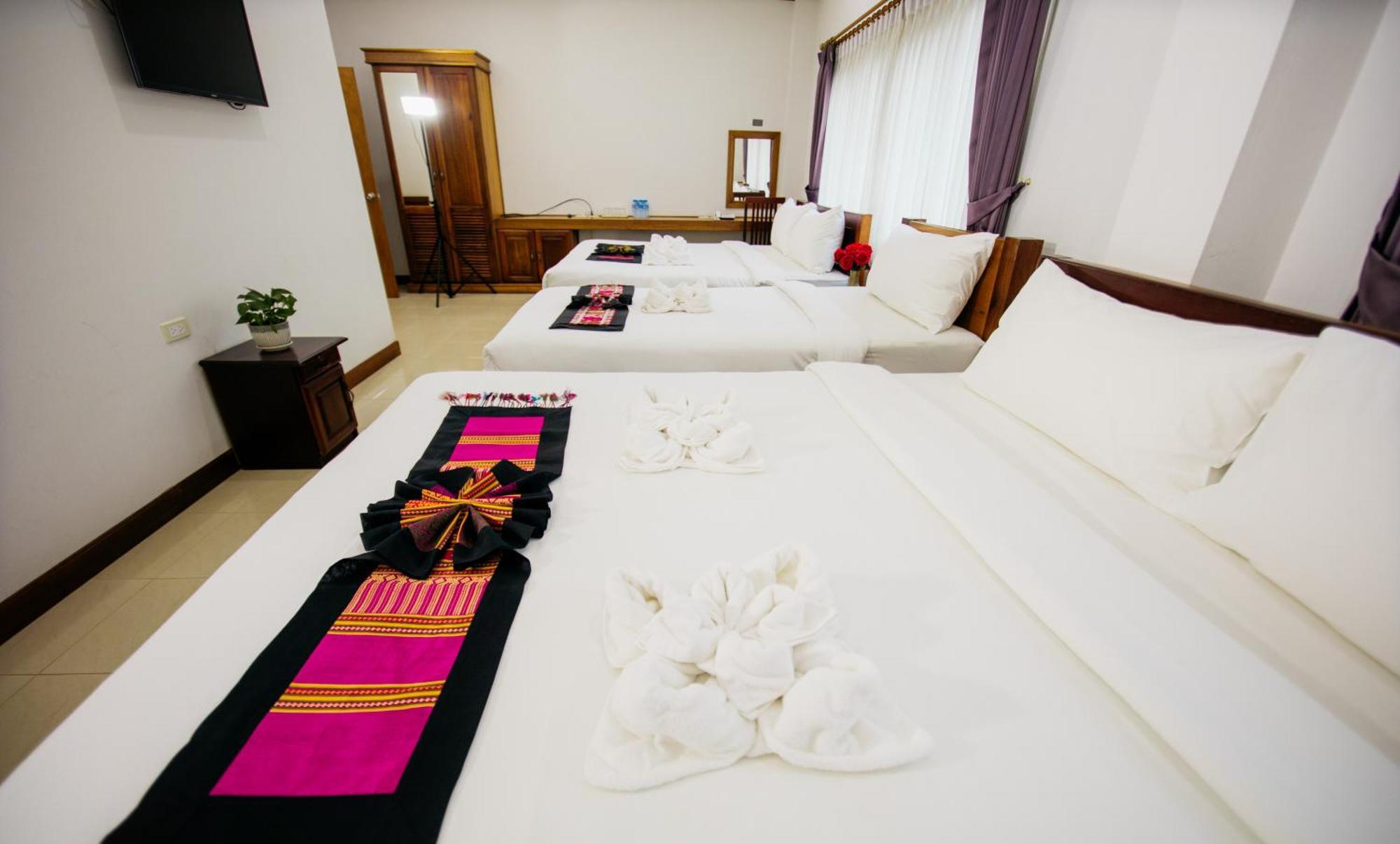 Sisombat Plaza Hotel Vang Vieng Bagian luar foto
