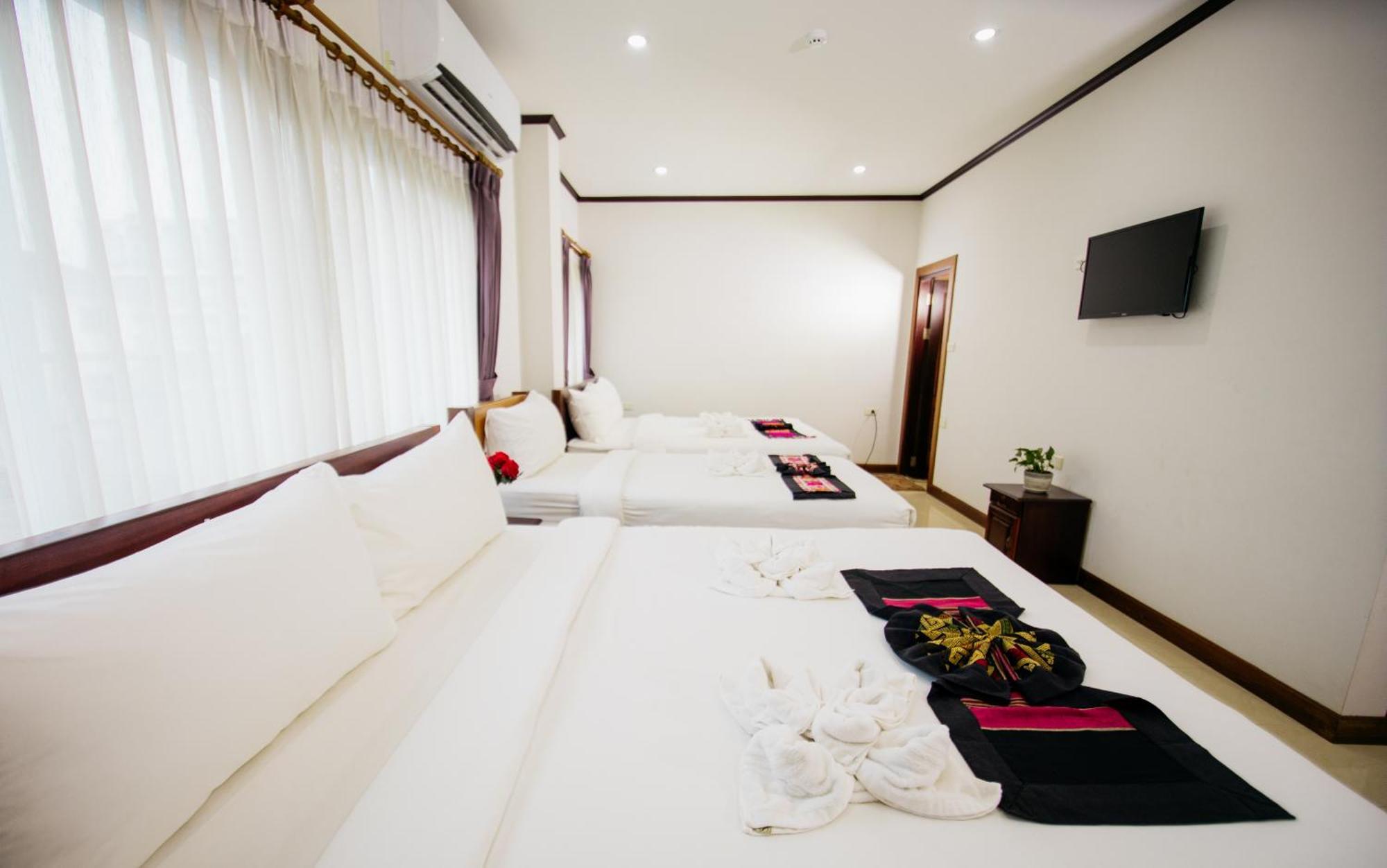 Sisombat Plaza Hotel Vang Vieng Bagian luar foto