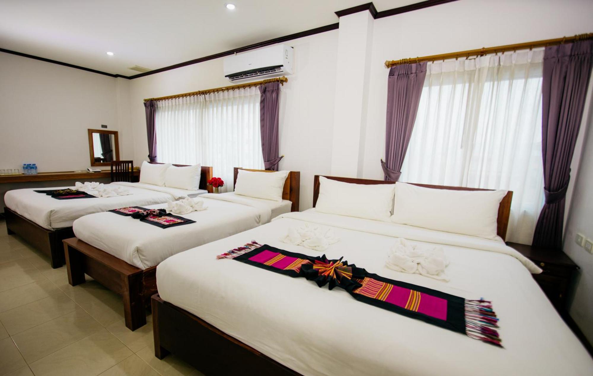 Sisombat Plaza Hotel Vang Vieng Bagian luar foto