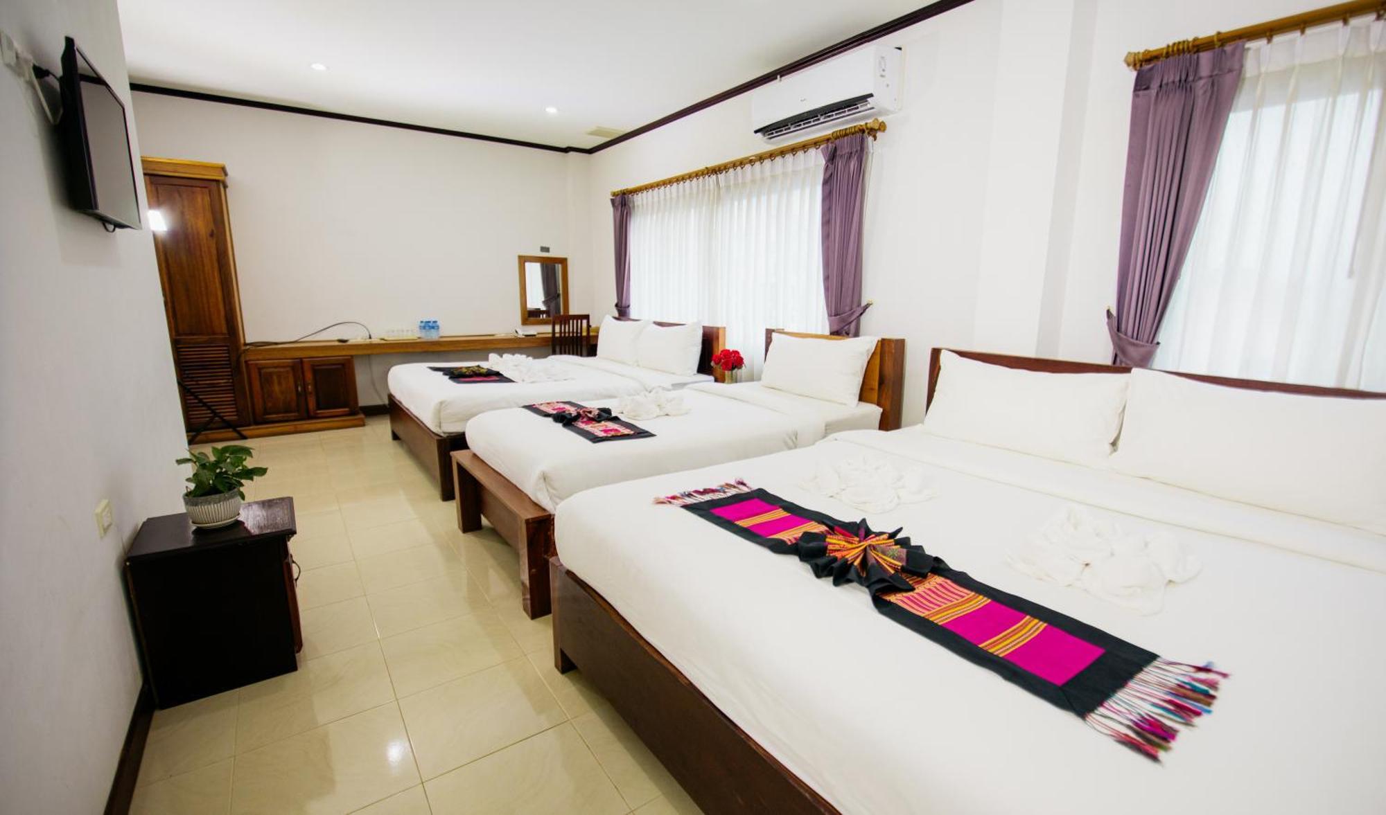 Sisombat Plaza Hotel Vang Vieng Bagian luar foto