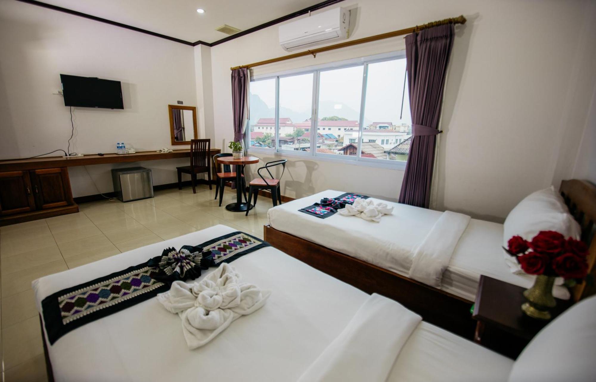 Sisombat Plaza Hotel Vang Vieng Bagian luar foto