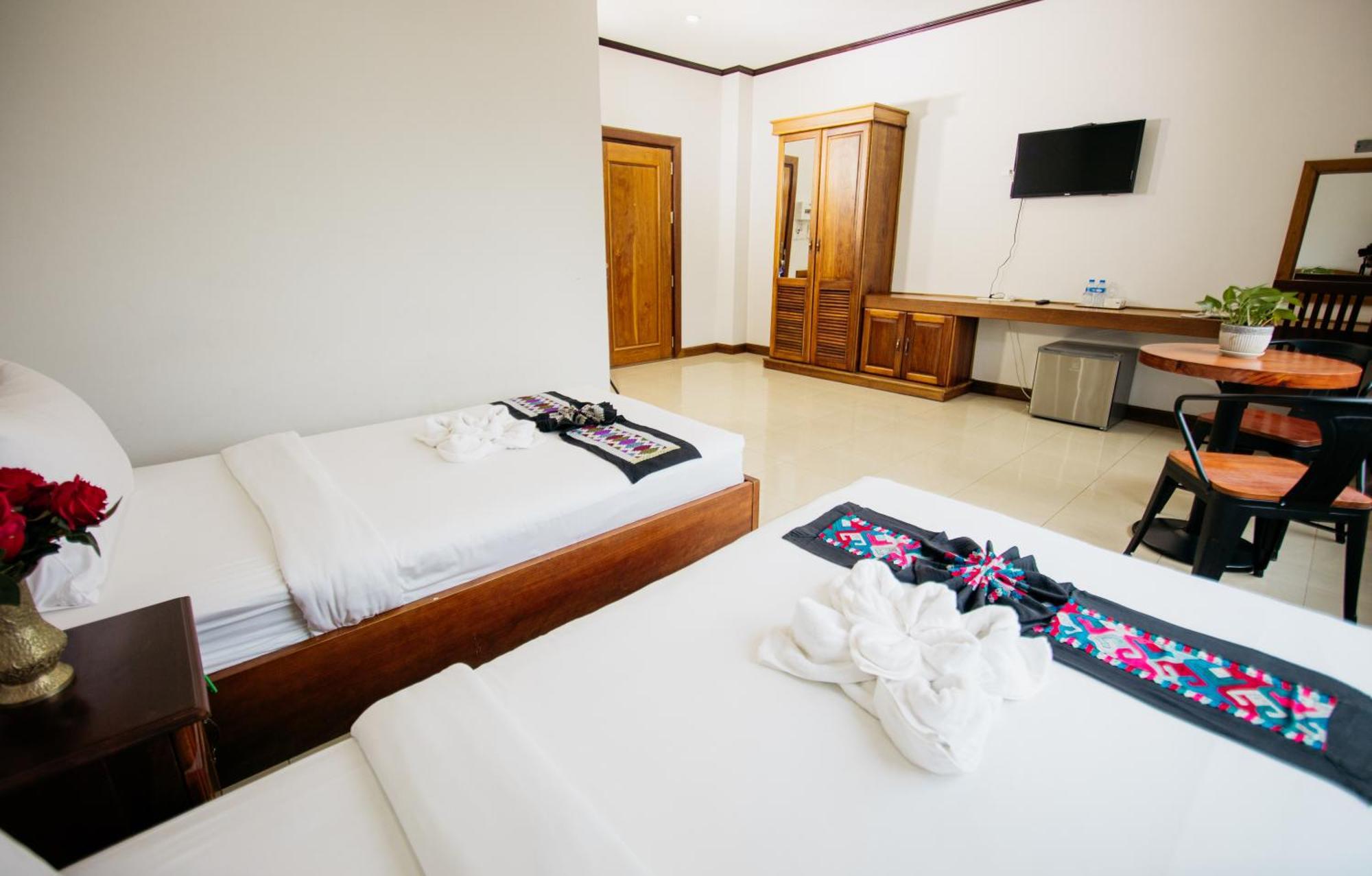 Sisombat Plaza Hotel Vang Vieng Bagian luar foto