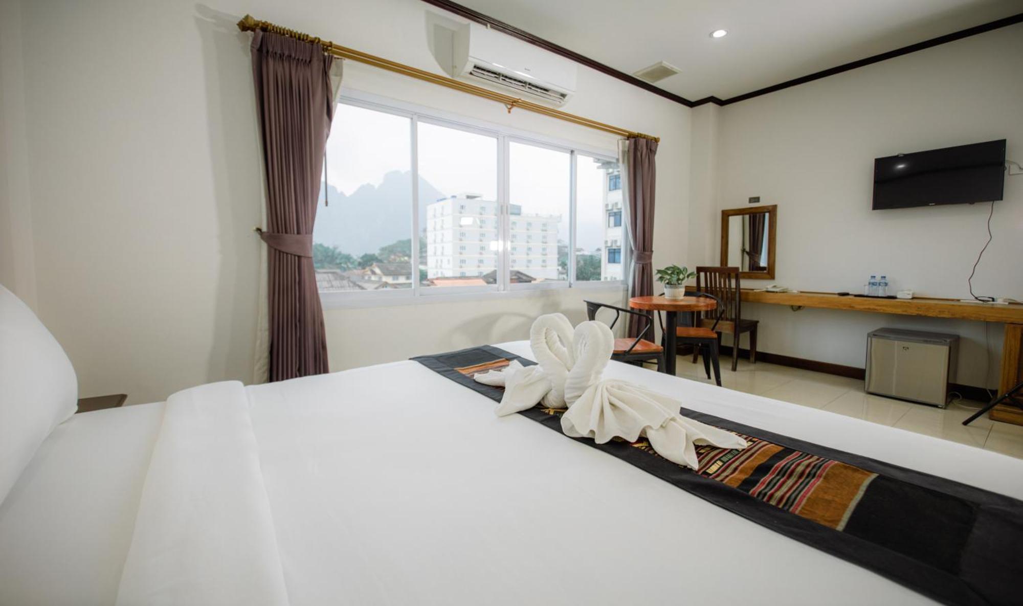 Sisombat Plaza Hotel Vang Vieng Bagian luar foto