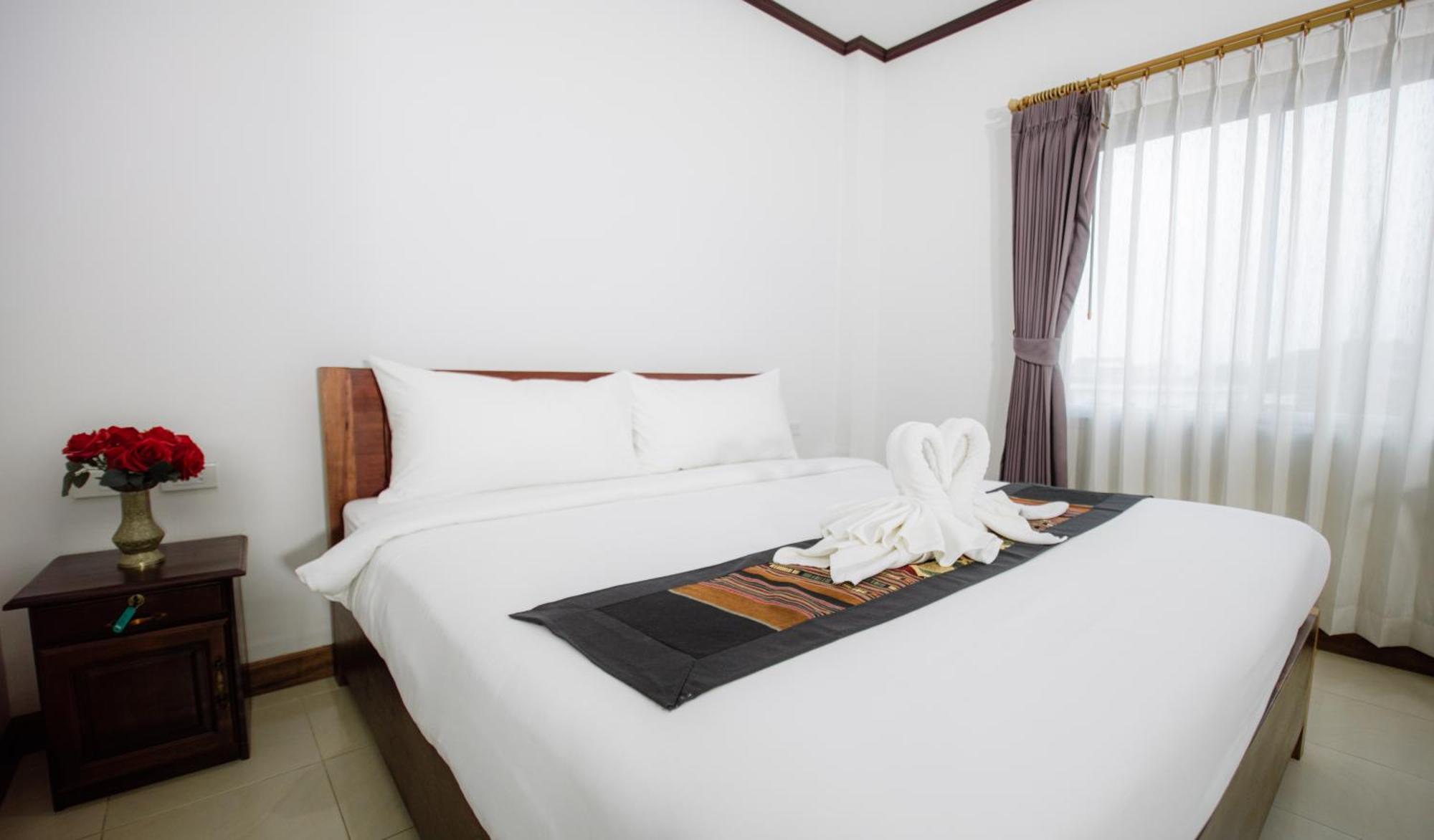 Sisombat Plaza Hotel Vang Vieng Bagian luar foto
