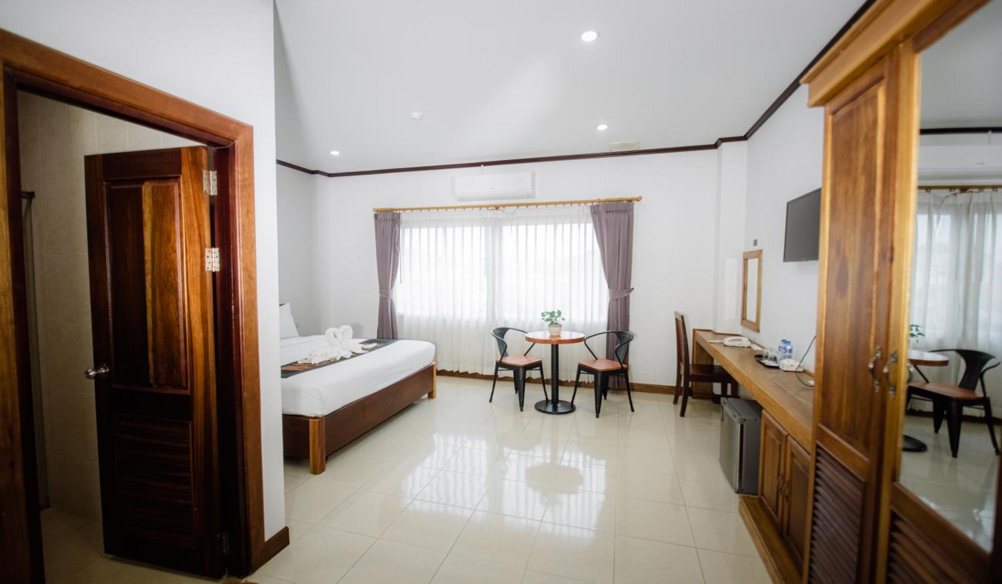 Sisombat Plaza Hotel Vang Vieng Bagian luar foto