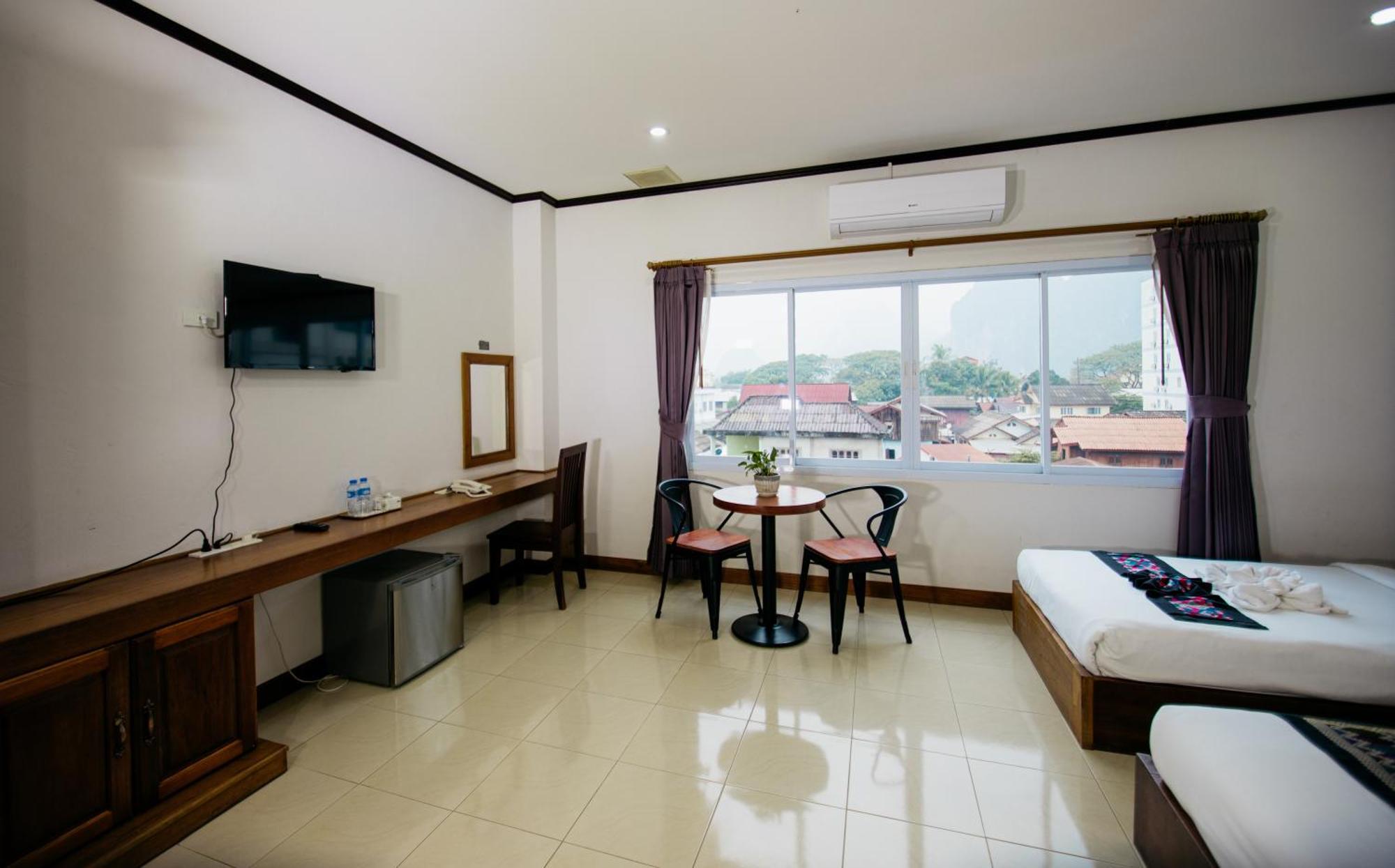 Sisombat Plaza Hotel Vang Vieng Bagian luar foto