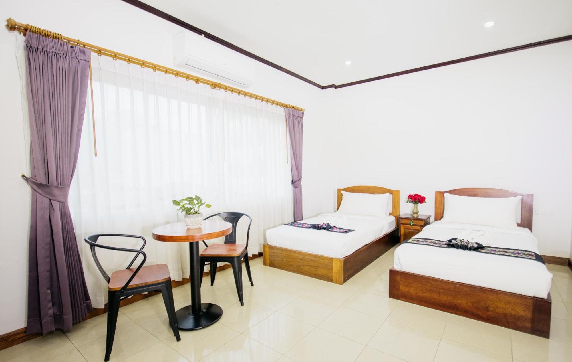 Sisombat Plaza Hotel Vang Vieng Bagian luar foto