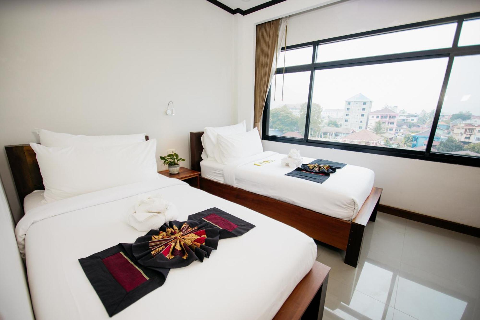 Sisombat Plaza Hotel Vang Vieng Bagian luar foto