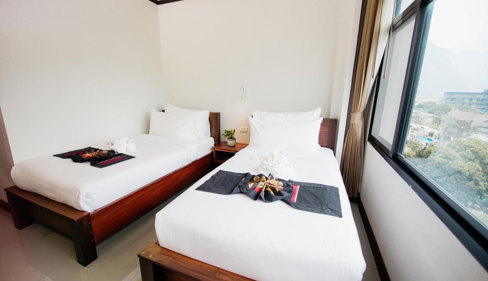 Sisombat Plaza Hotel Vang Vieng Bagian luar foto