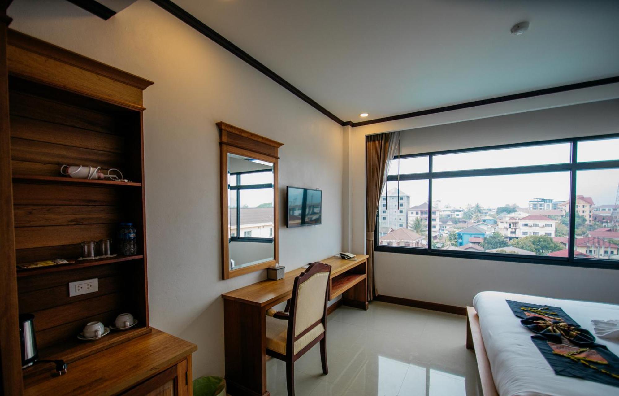 Sisombat Plaza Hotel Vang Vieng Bagian luar foto