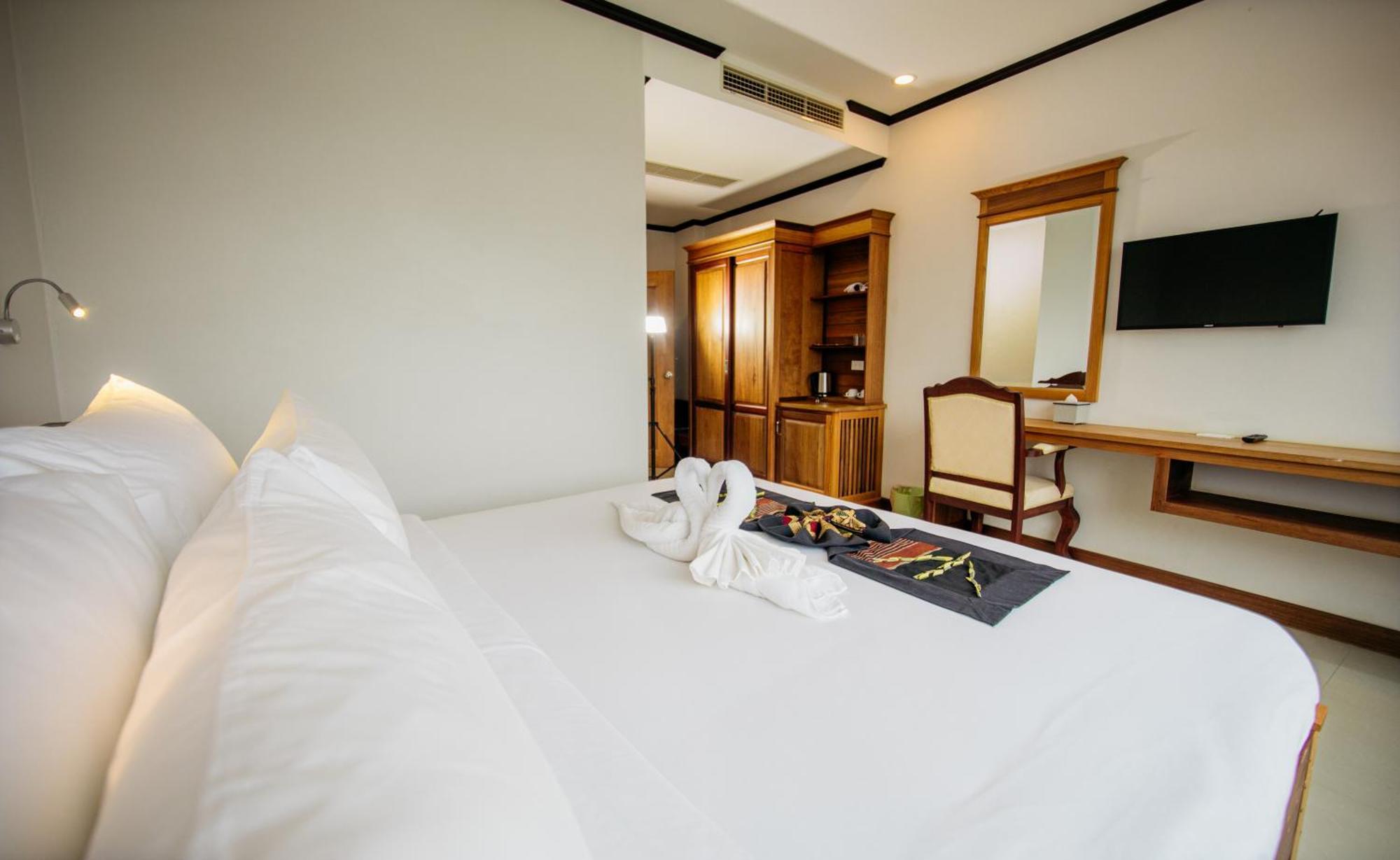 Sisombat Plaza Hotel Vang Vieng Bagian luar foto