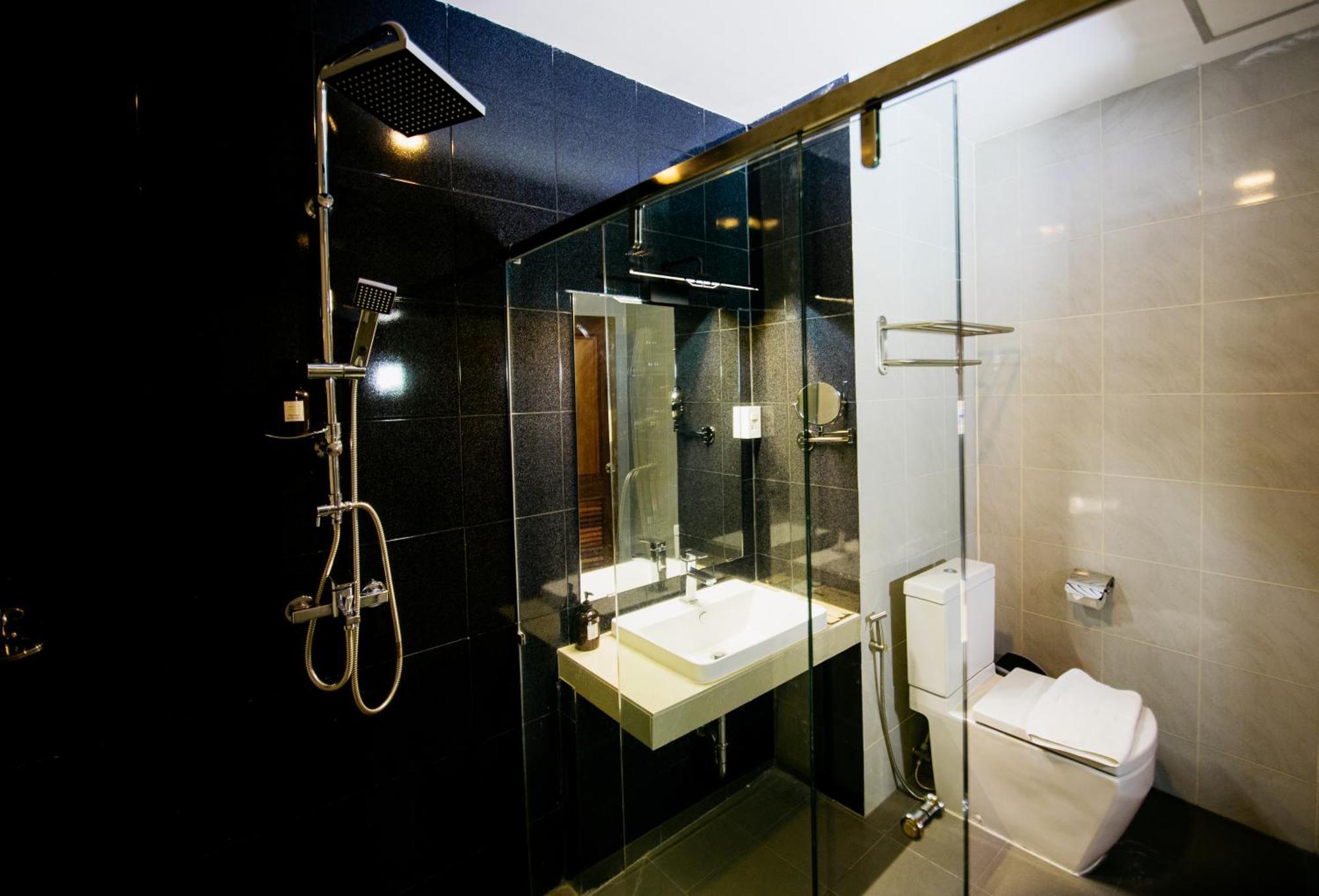 Sisombat Plaza Hotel Vang Vieng Bagian luar foto