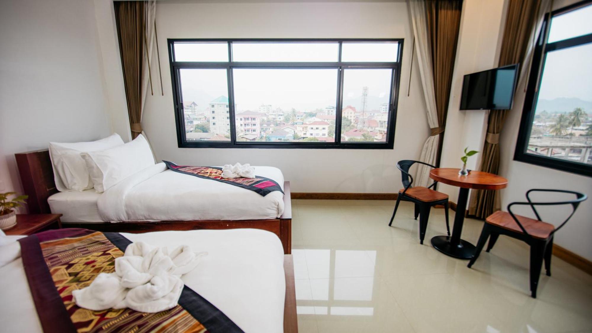 Sisombat Plaza Hotel Vang Vieng Bagian luar foto