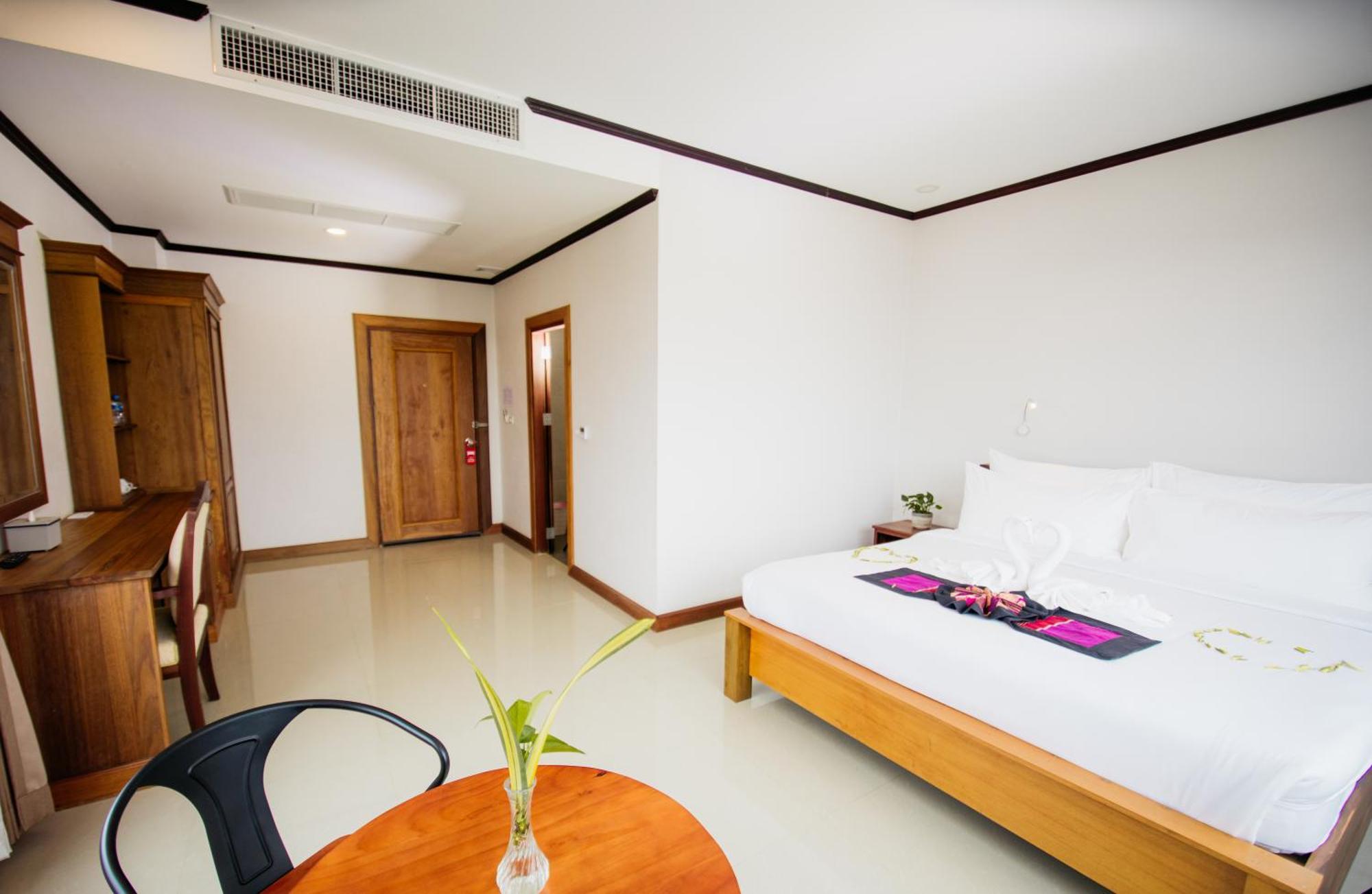 Sisombat Plaza Hotel Vang Vieng Bagian luar foto