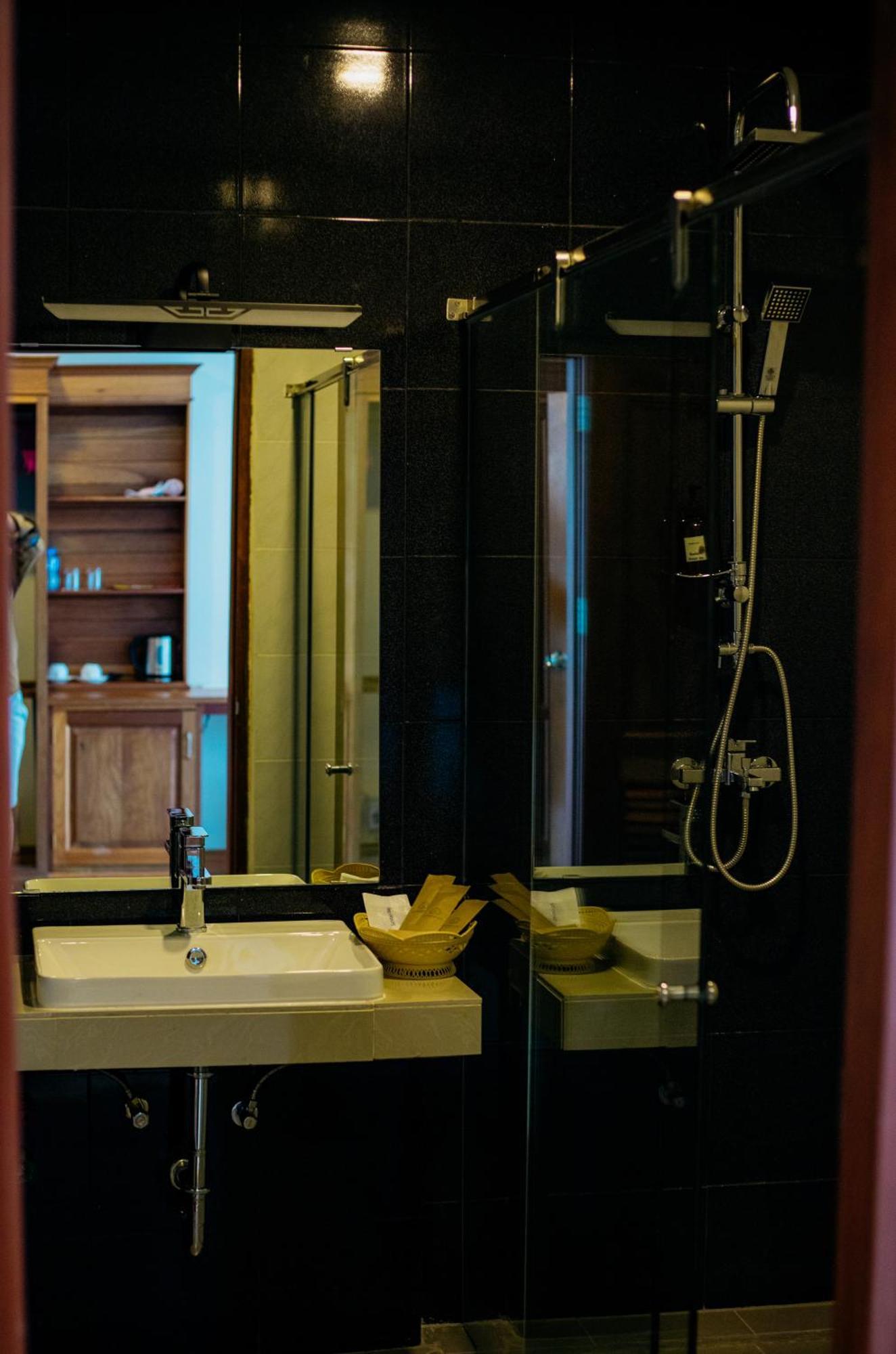 Sisombat Plaza Hotel Vang Vieng Bagian luar foto