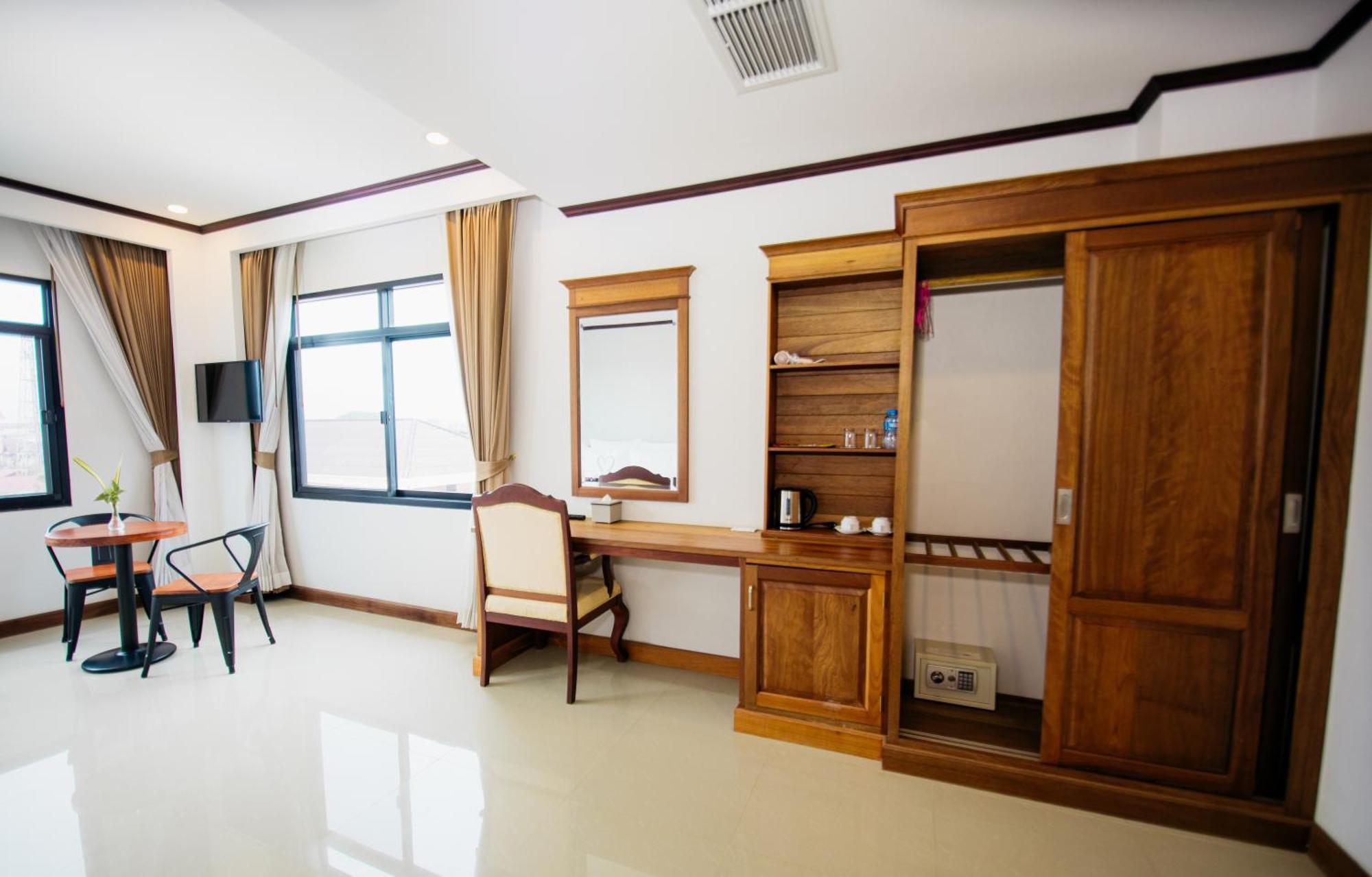 Sisombat Plaza Hotel Vang Vieng Bagian luar foto