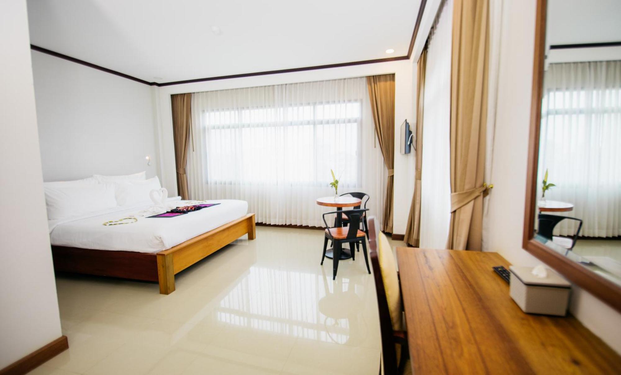Sisombat Plaza Hotel Vang Vieng Bagian luar foto