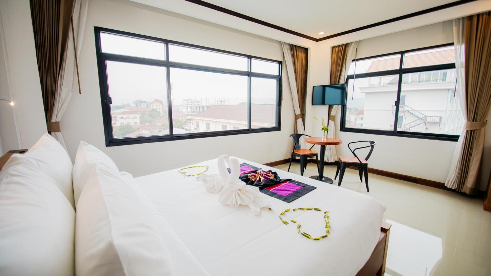 Sisombat Plaza Hotel Vang Vieng Bagian luar foto