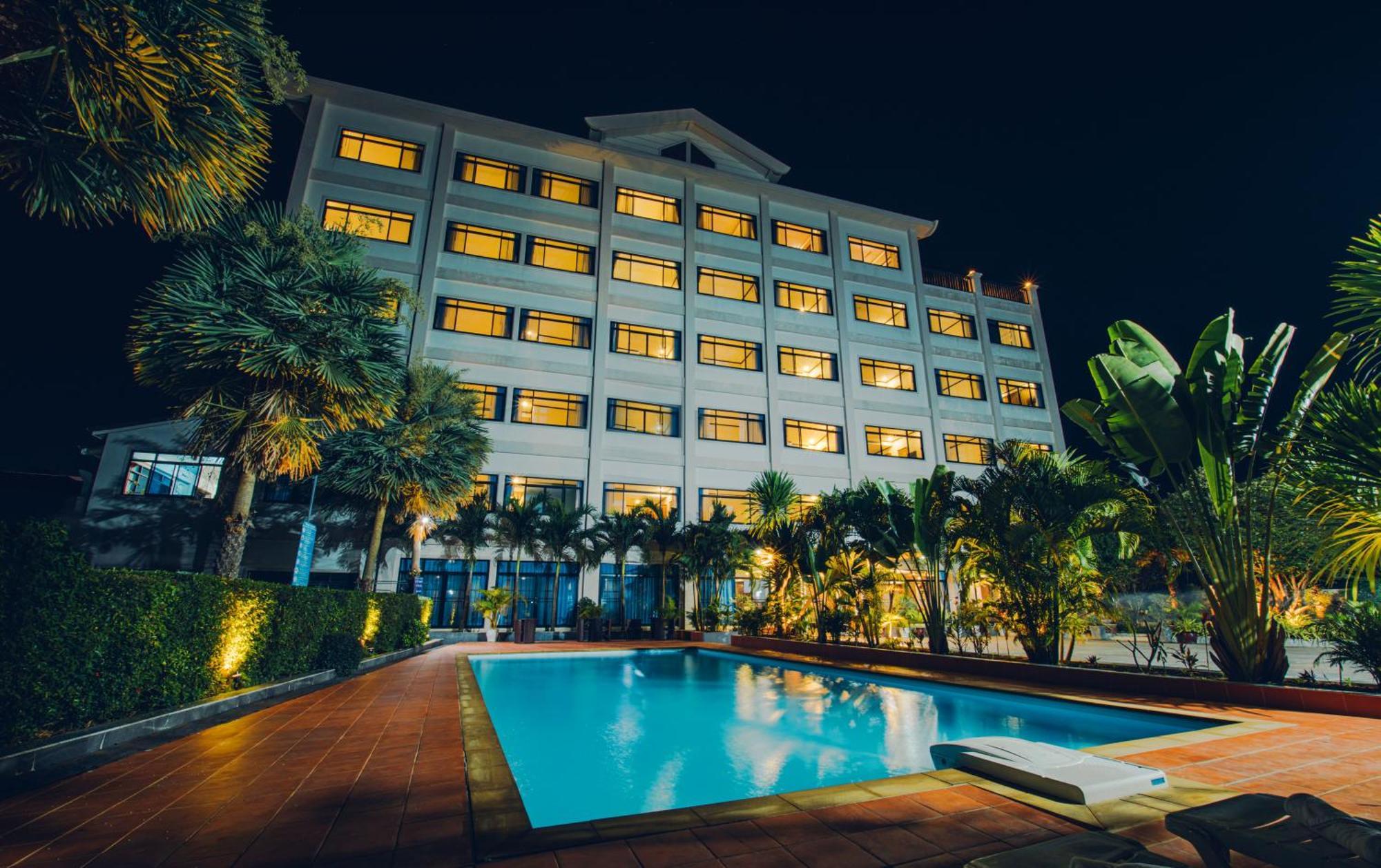 Sisombat Plaza Hotel Vang Vieng Bagian luar foto